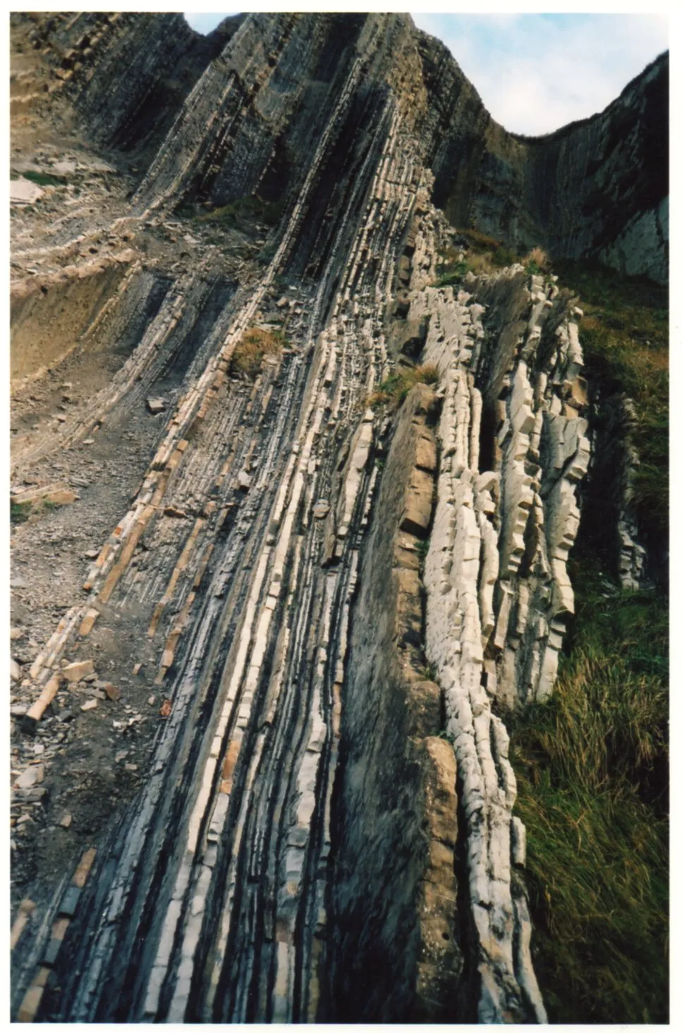 Photo showing: Flysch with K-T transition, Algorri, Zumaia, Spain