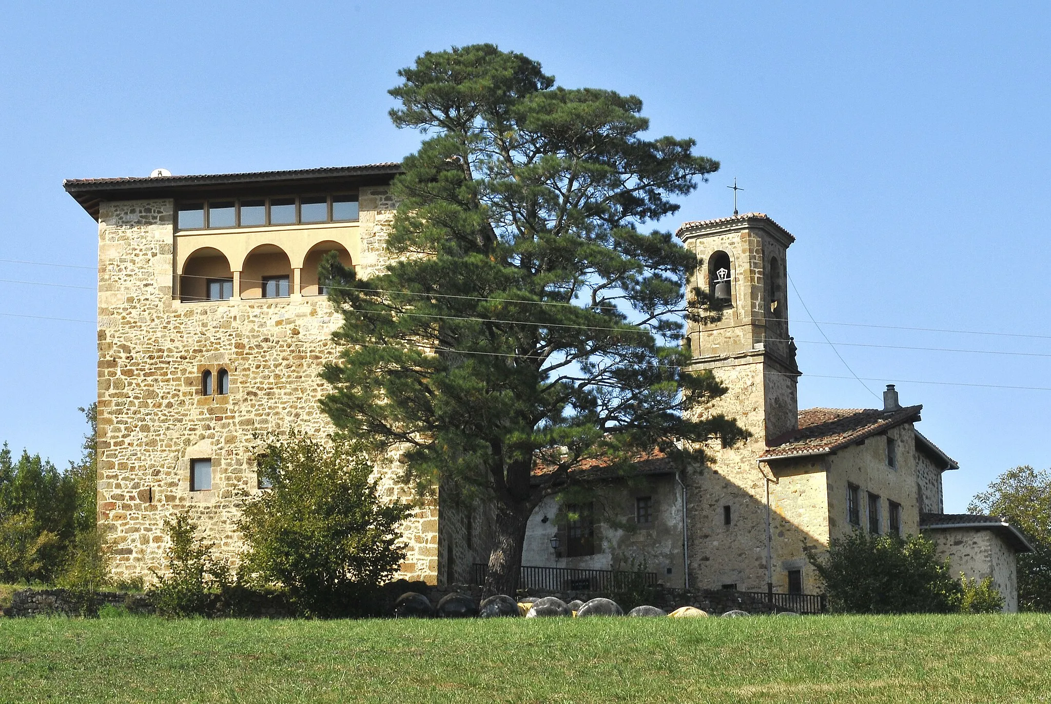 Photo showing: Galartza tower and church. Aretxabaleta, Gipuzkoa, Basque Autonomous Community, Spain