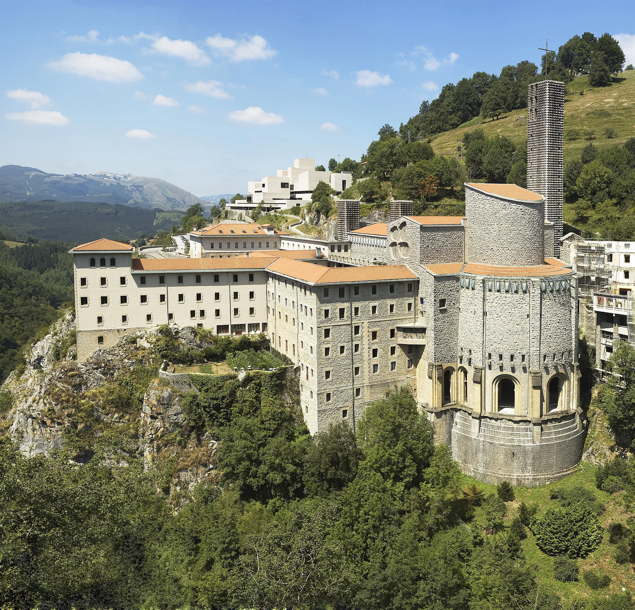 Photo showing: The sanctuary of Arantzazu, in Oñati, Gipuzkoa, is located in the site where the Virgin of Arantzazu appeared to the shepherd Rodrigo Baltzategi in 1468. The modern basilica was made in the mid-20th century, by architect Saenz de Oiza, and sculptors Jorge Oteiza and Eduardo Chillida, among other artists. Panoramic image made from 9 separate photos.