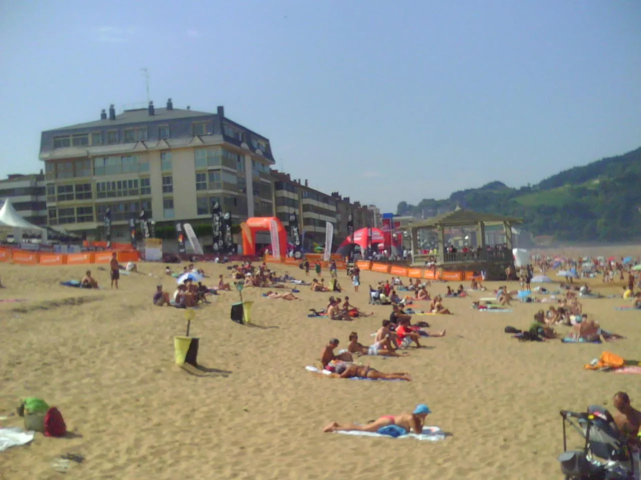 Photo showing: 2007ko Pro Surf Zarautzeko denden gunea