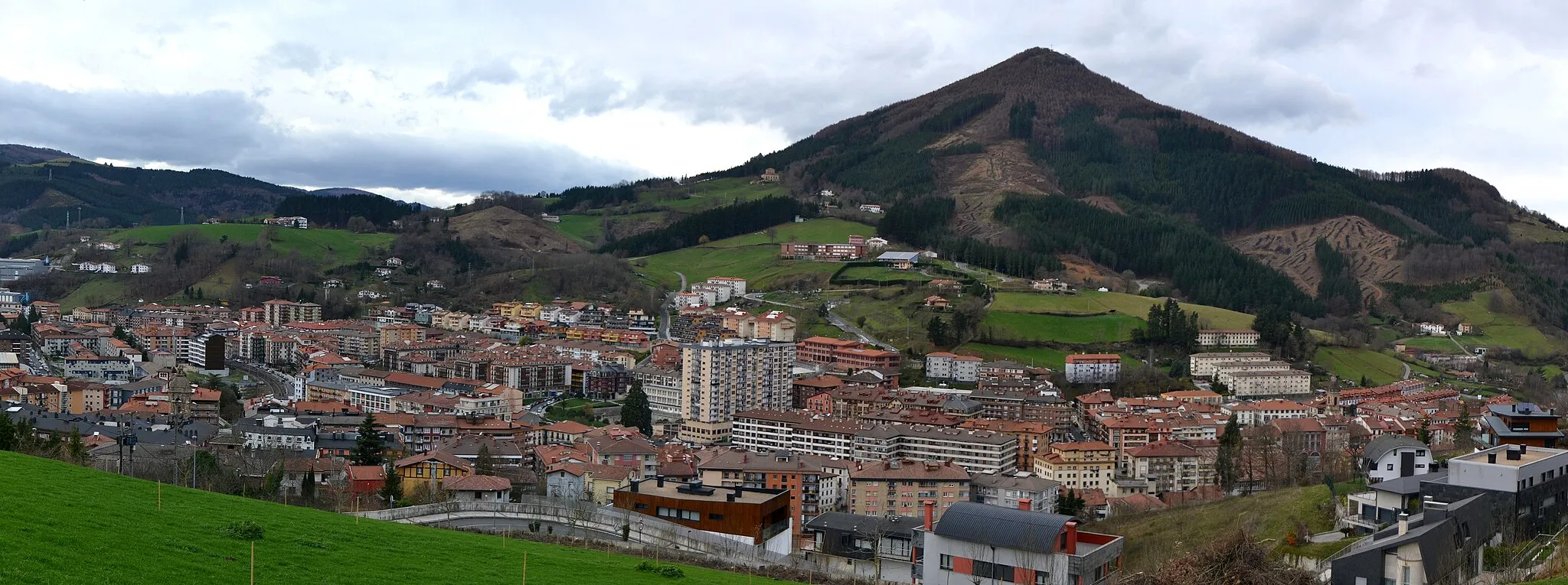 Photo showing: Zumarraga, Urretxu eta Irimo mendia. Gipuzkoa, Euskal Herria.