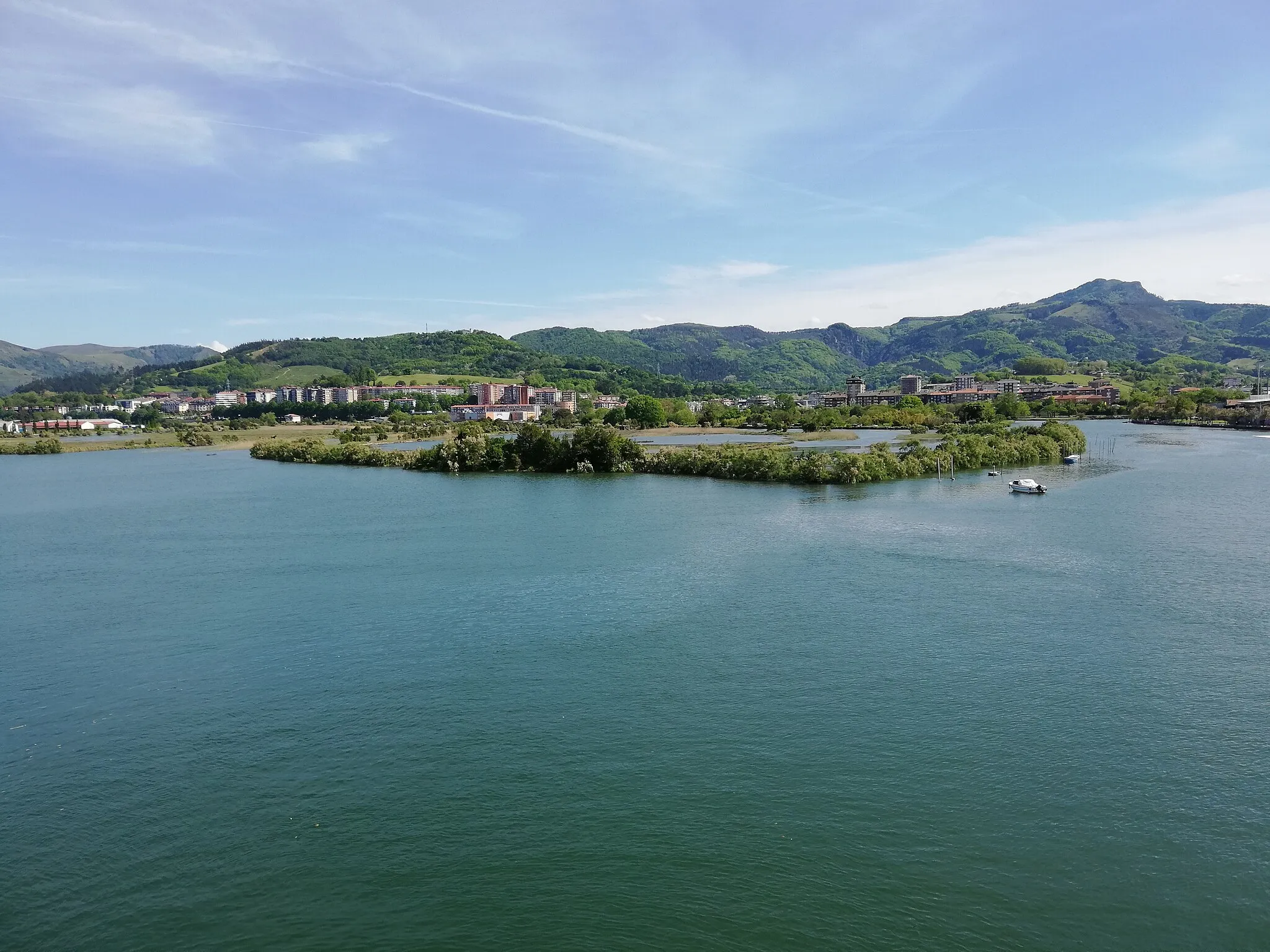 Photo showing: View of the Bidasoa Islands. Behind the city of Irun