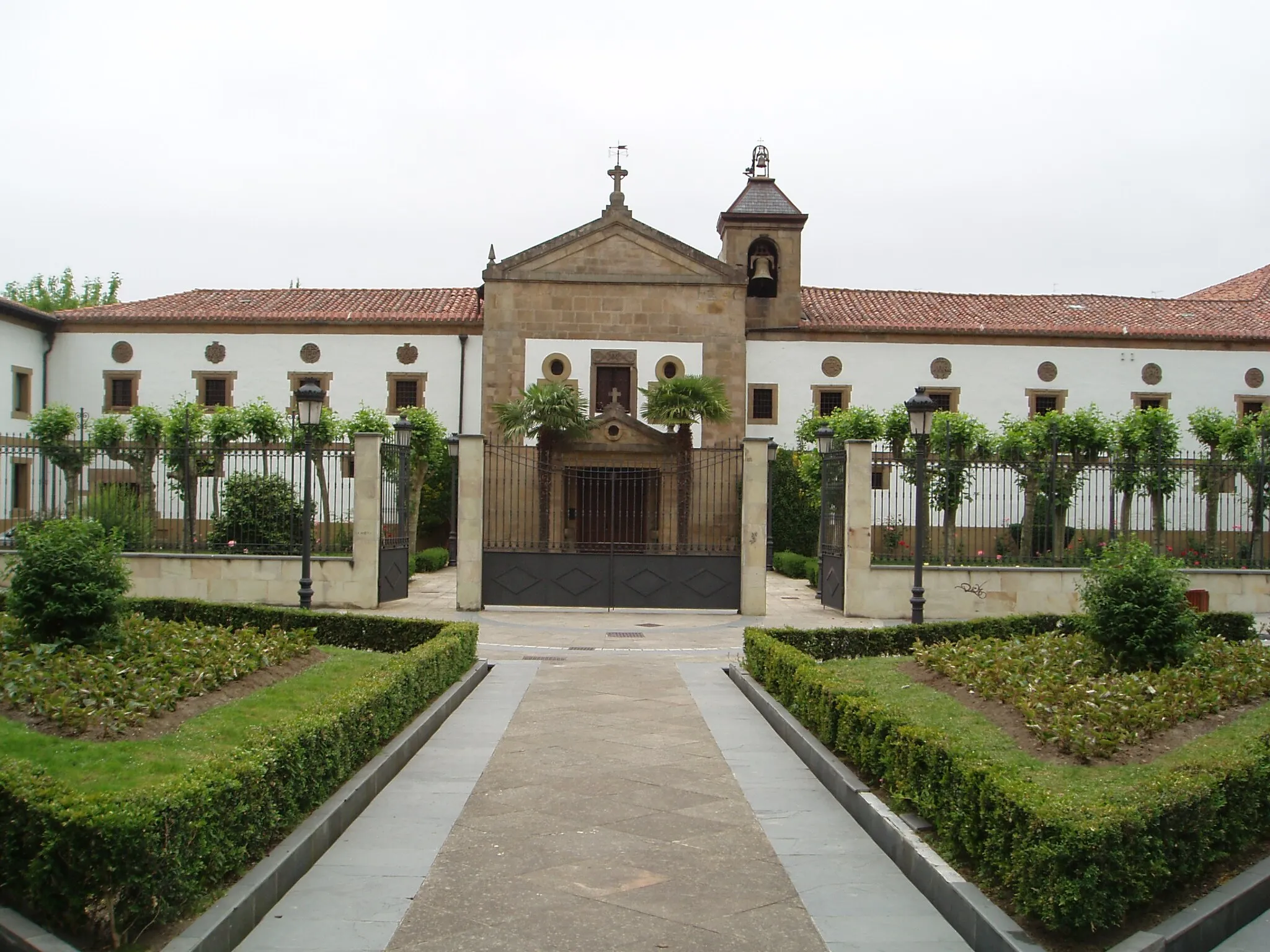 Photo showing: Vista frontal del convento de las Brígidas de Lasarte-Oria. Foto tomada desde las escaleras situadas justo enfrente.
