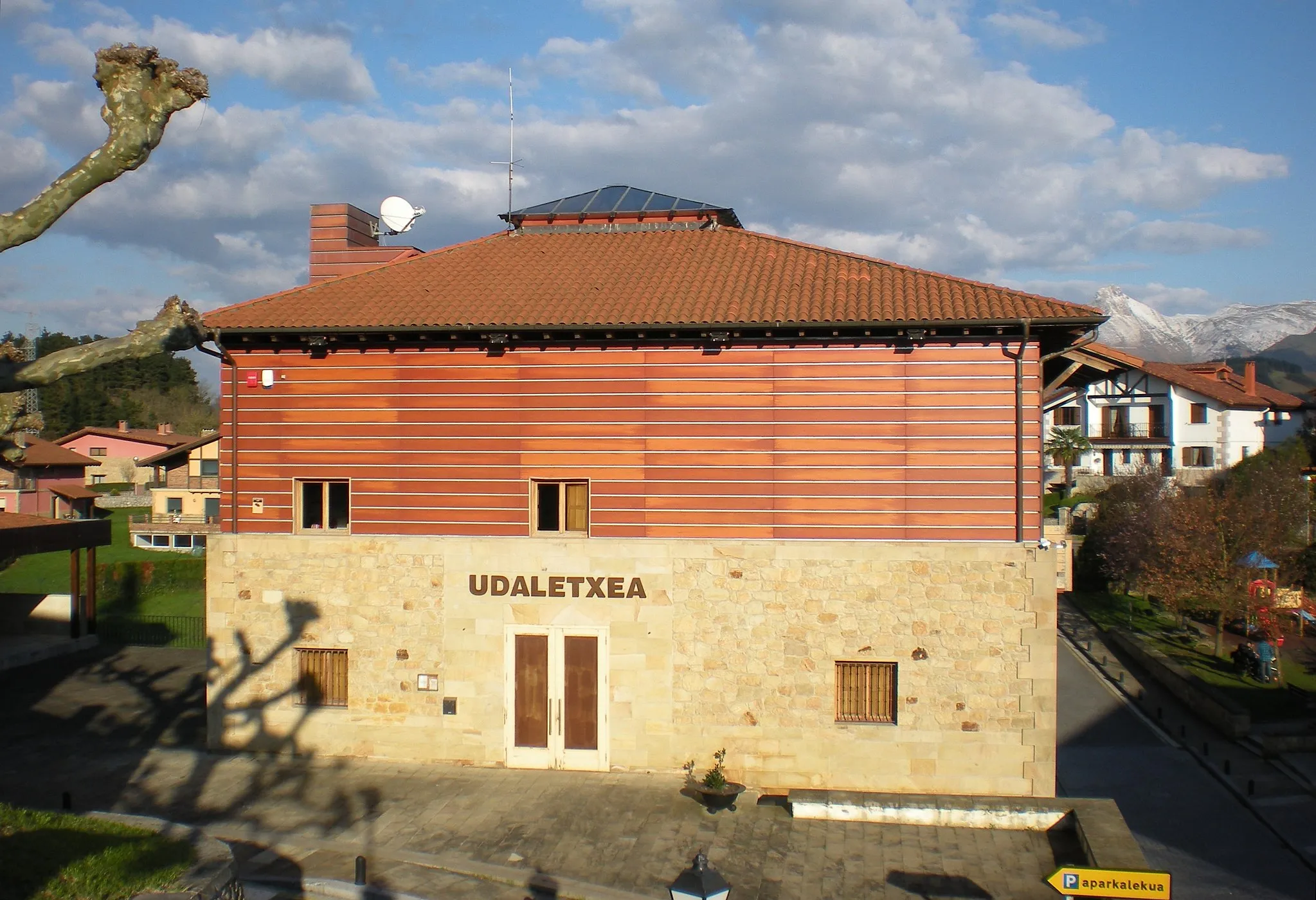 Photo showing: Olaberria city hall