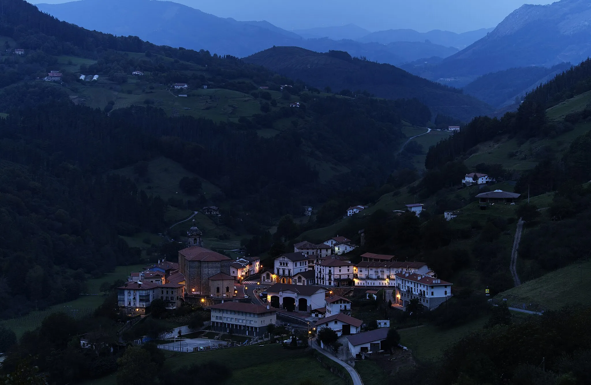 Photo showing: Vista de Régil desde el monte  en la primeras horas de la mañana.