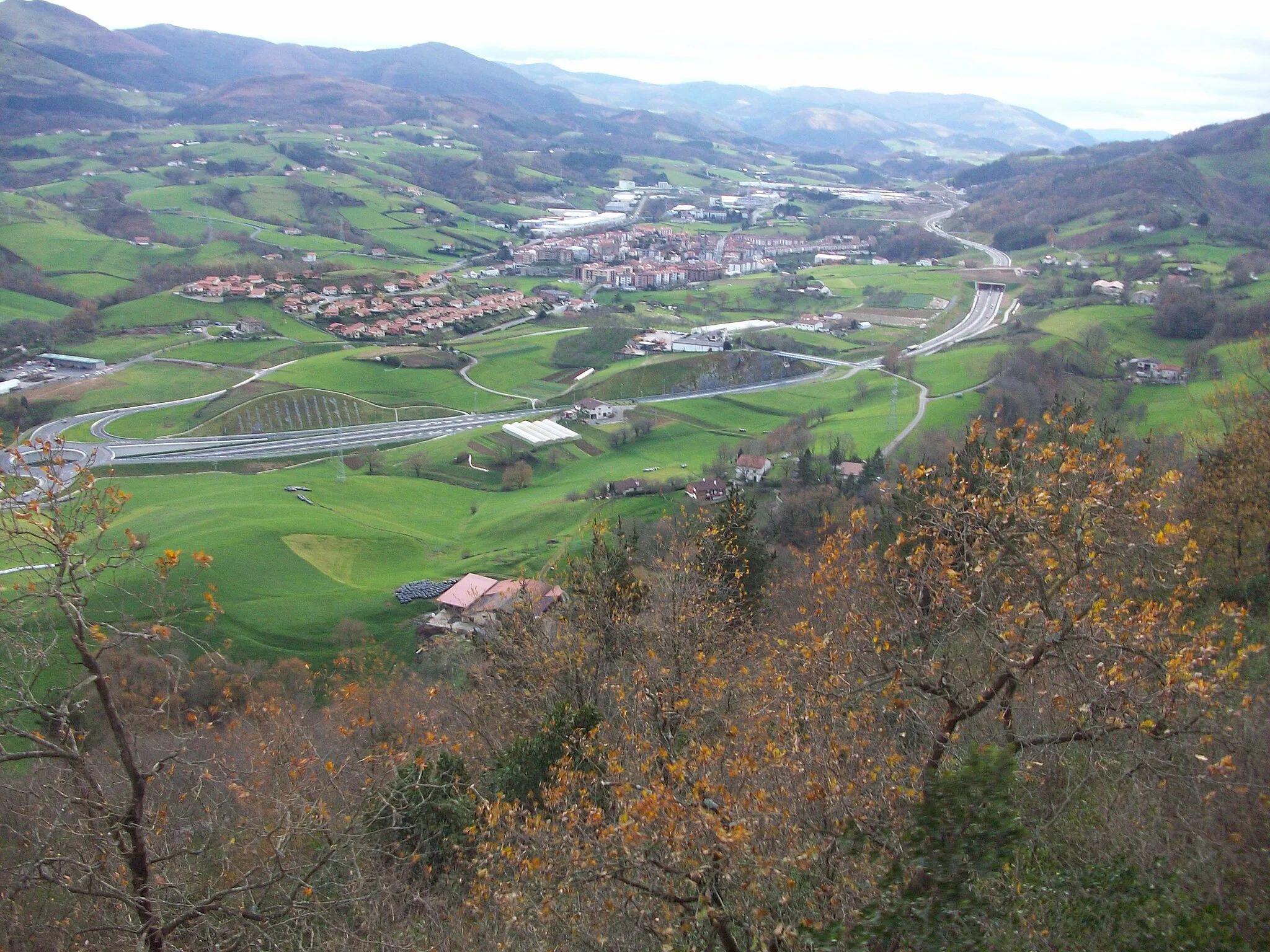 Photo showing: Urnieta udalerria Santa Barbara baselizatik ikusita. Gipuzkoa, Euskal Herria.