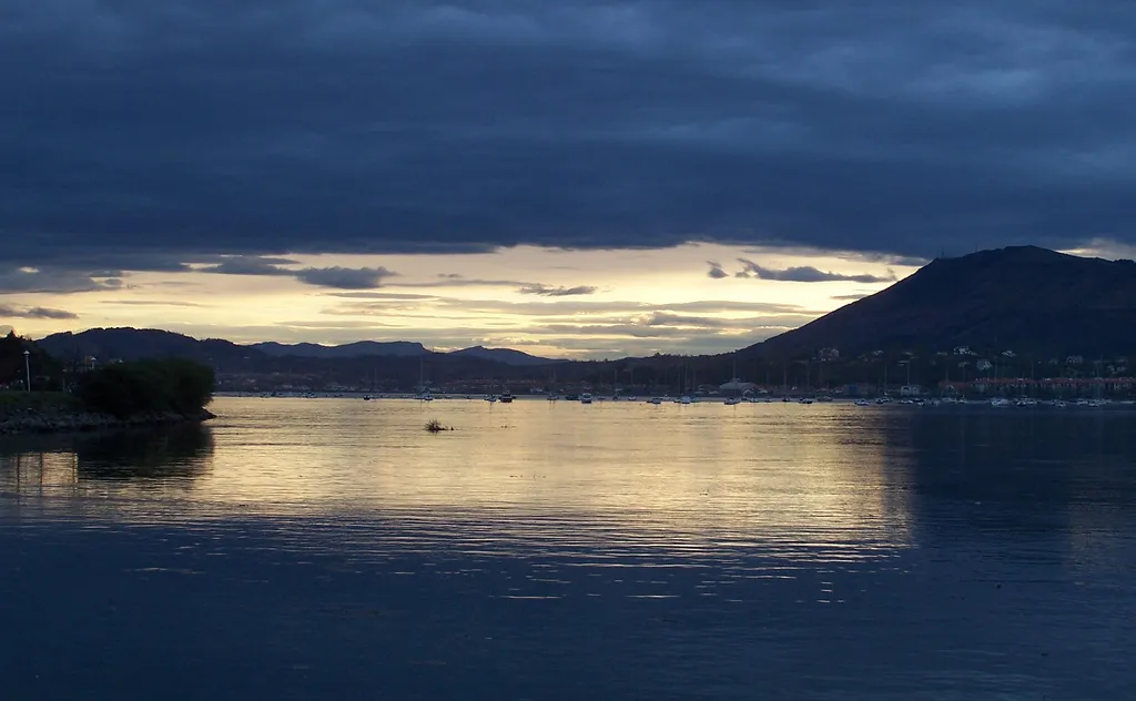 Photo showing: Hondarribia and Hendaia seen from the sea, in the Basque Country The quiet moment