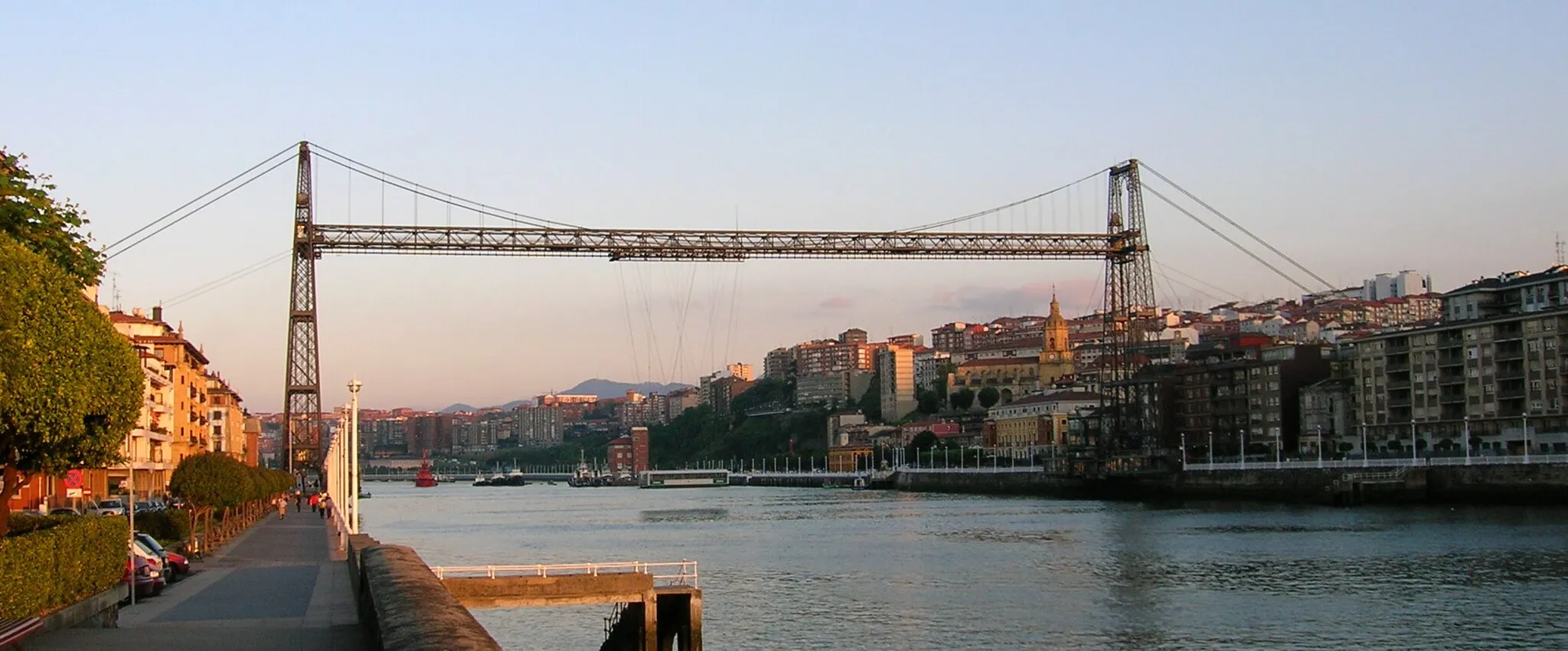 Photo showing: Bizkaia Zubia (Biscay Bridge) Transporter Bridge between Portugalete a Las Arenas - Areeta. The upper horizontal span is a footbridge that can be accessed through lifts (elevators).