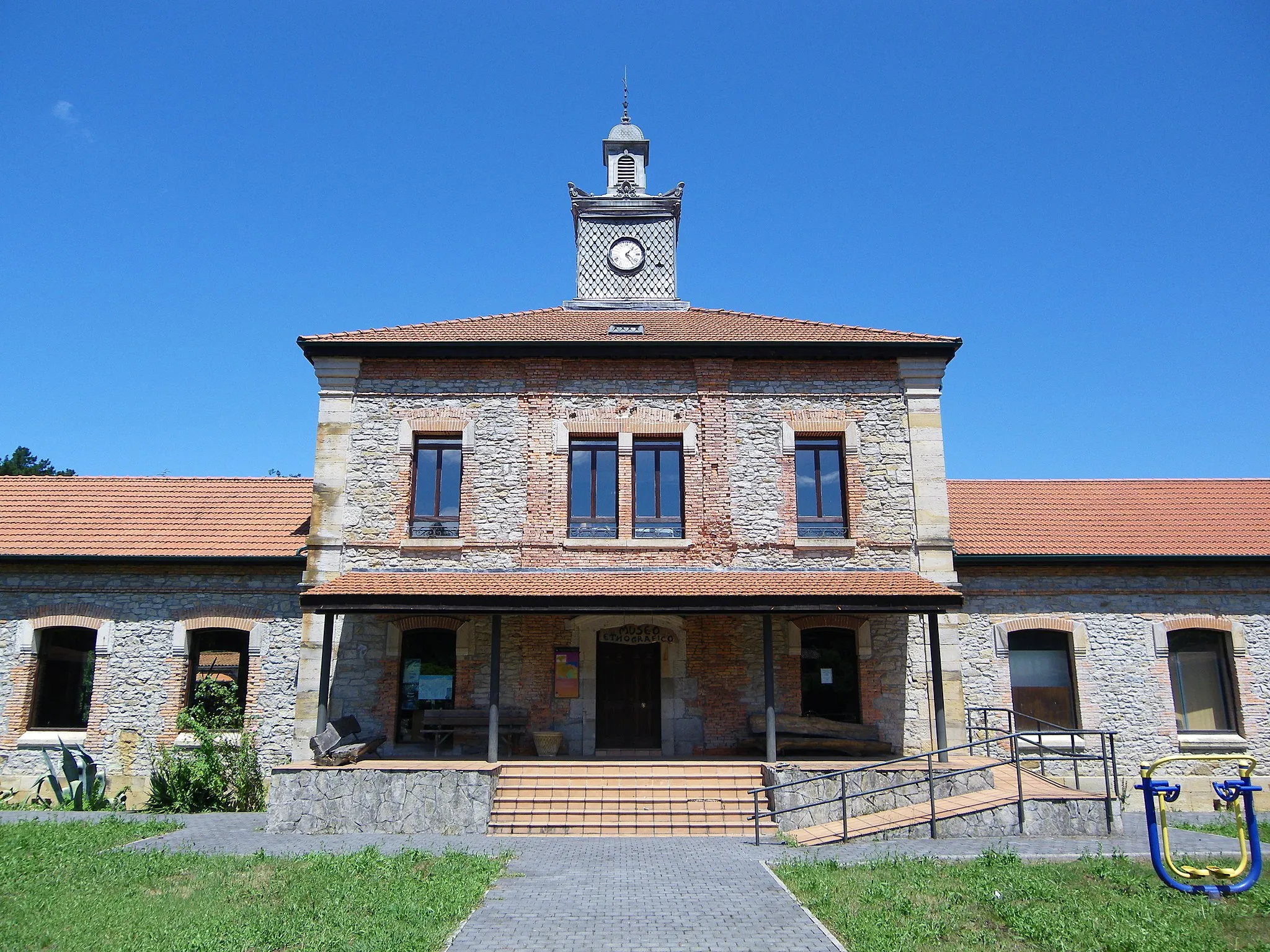 Photo showing: Villaverde Harana udalerriko museo etnografikoaren aurrealdea, Kantabria.