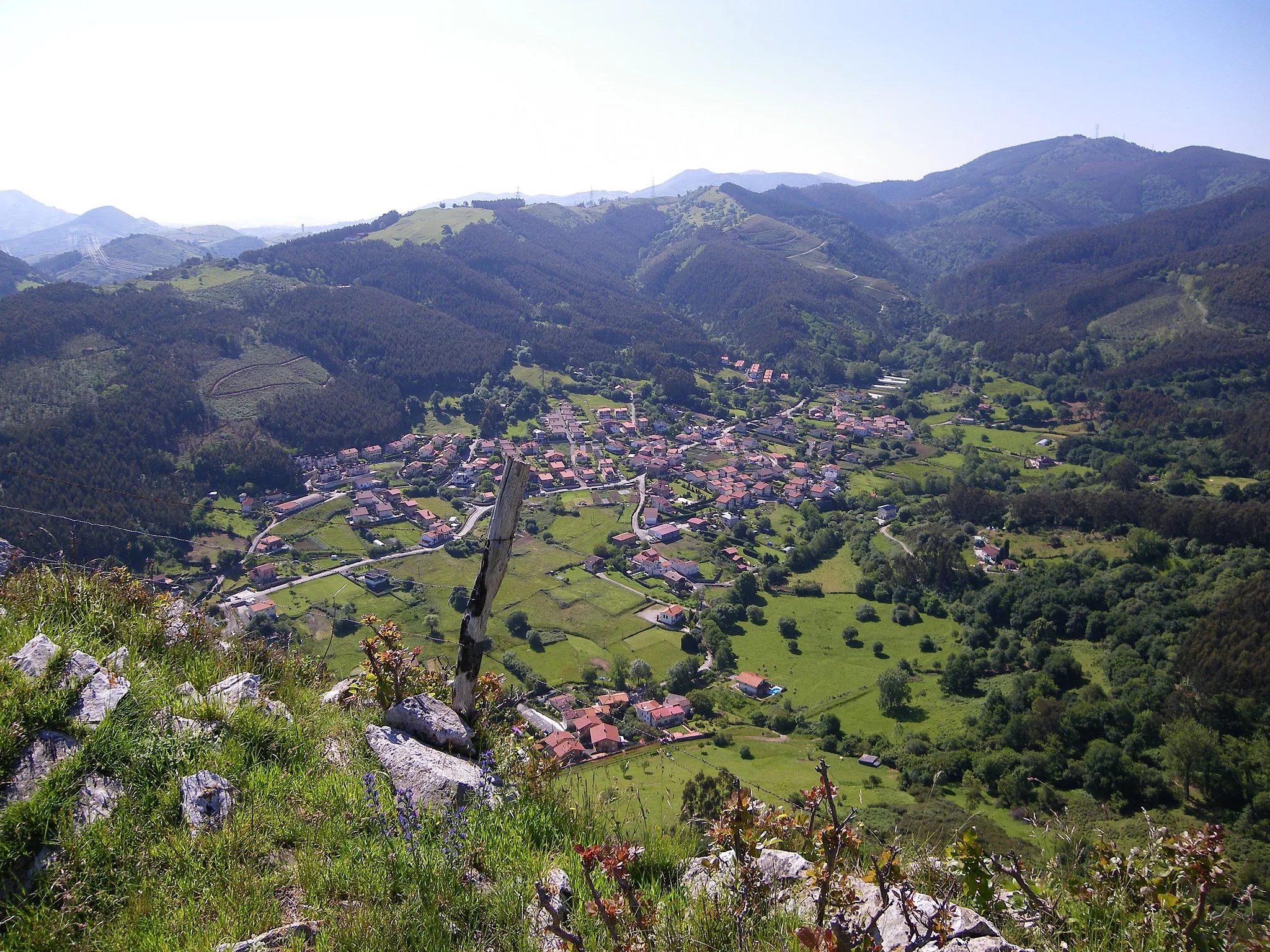 Photo showing: Baltezana herriaren ikuspegi orokorra, Onton, Kastro Urdializ, Kantabria.