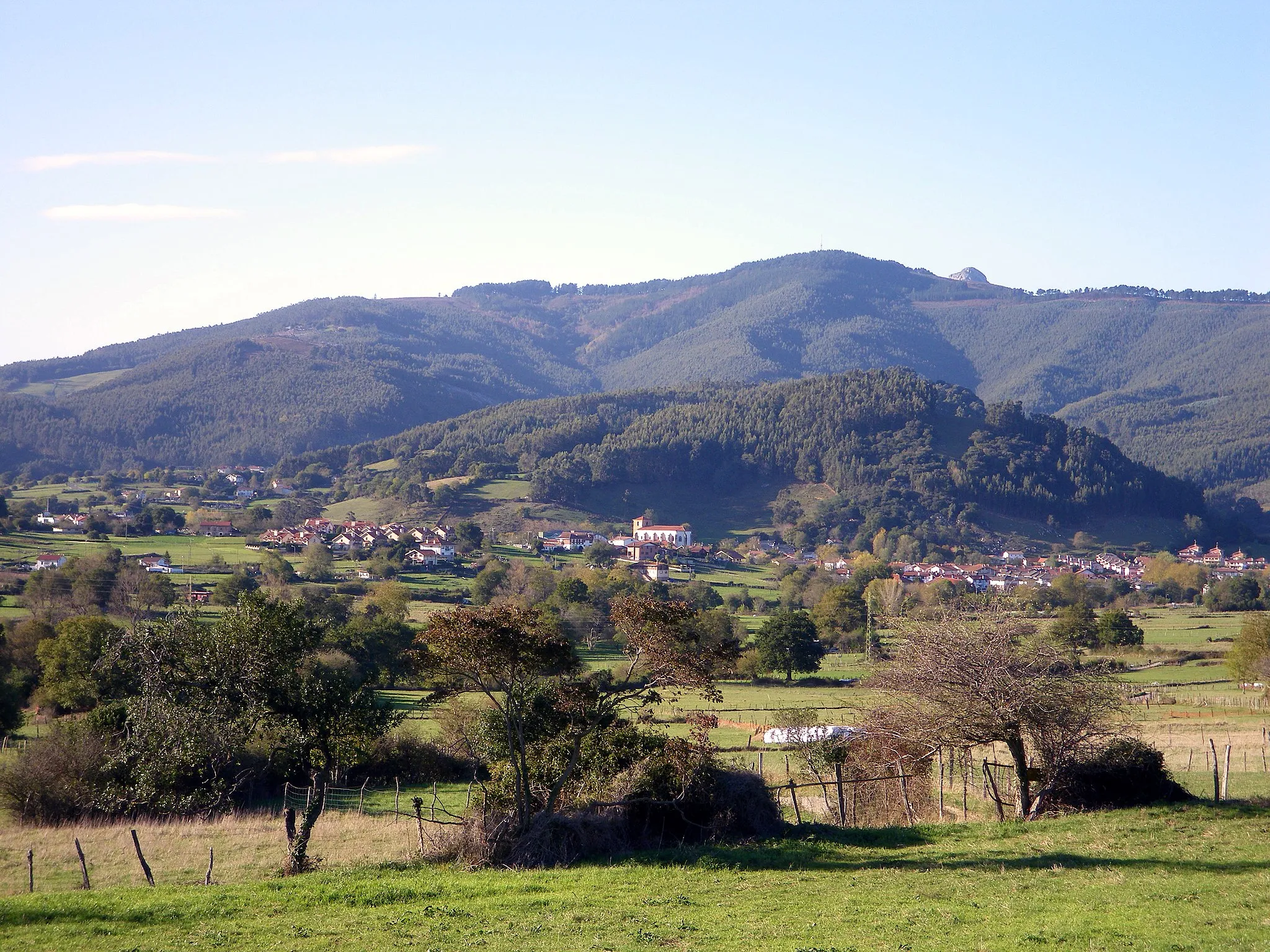 Photo showing: Samanoko harana, Santullaneko herritik ikusita (Kastro Urdializ, Kantabria).