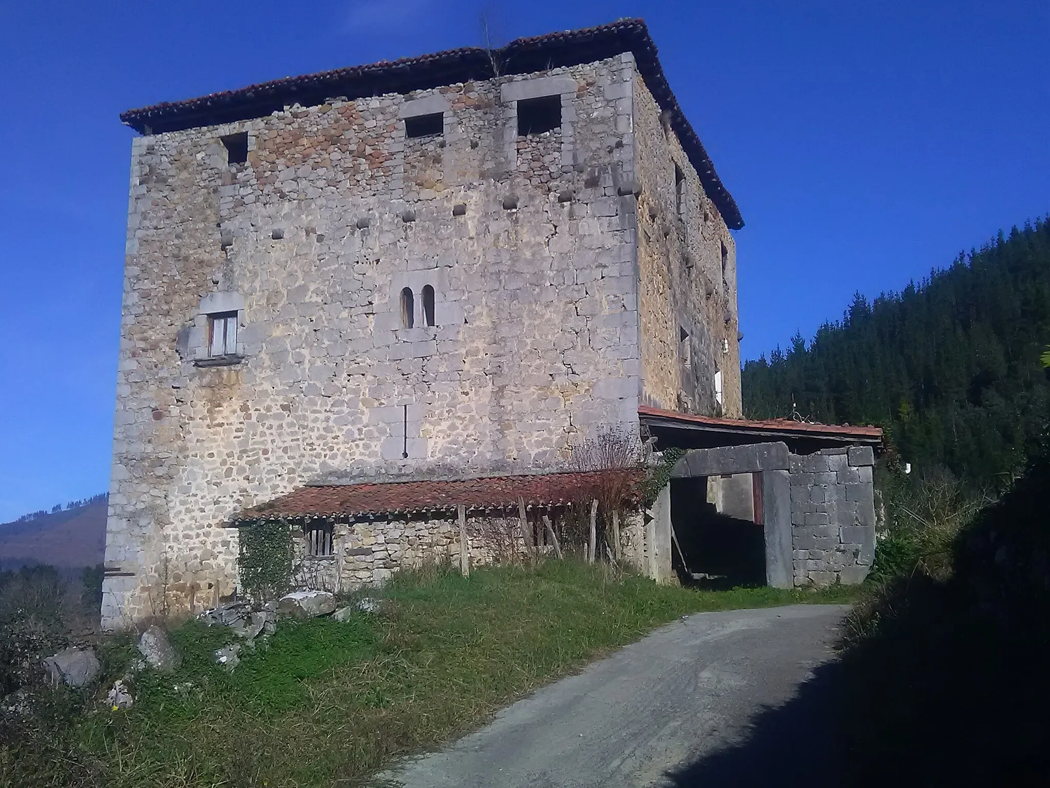 Photo showing: Barroeta dorretxea (Markina-Xemein). Horman eraikuntza fase desberdinak bereiz daitezke.