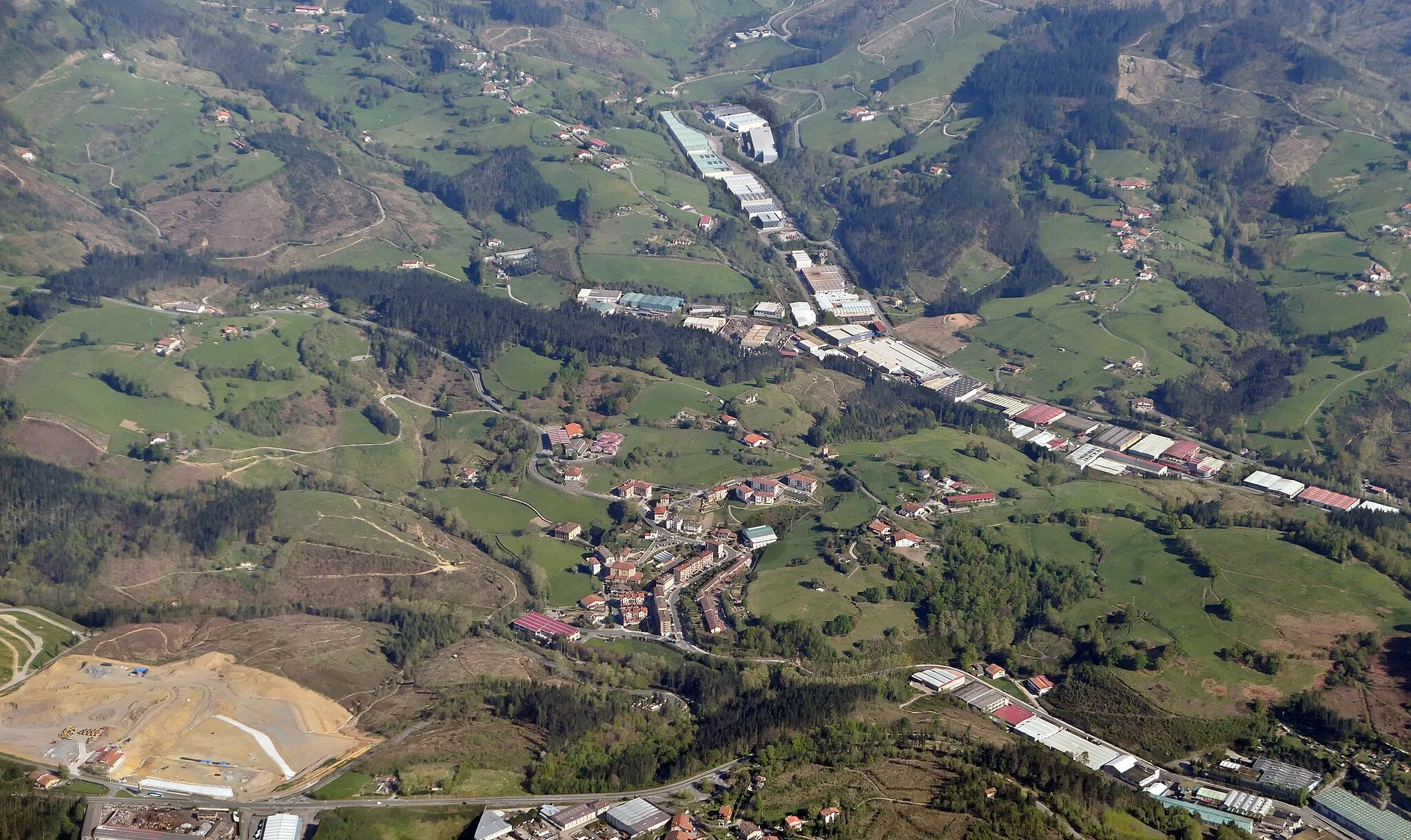Photo showing: An aerial view of Mallabia in the Basque Country.