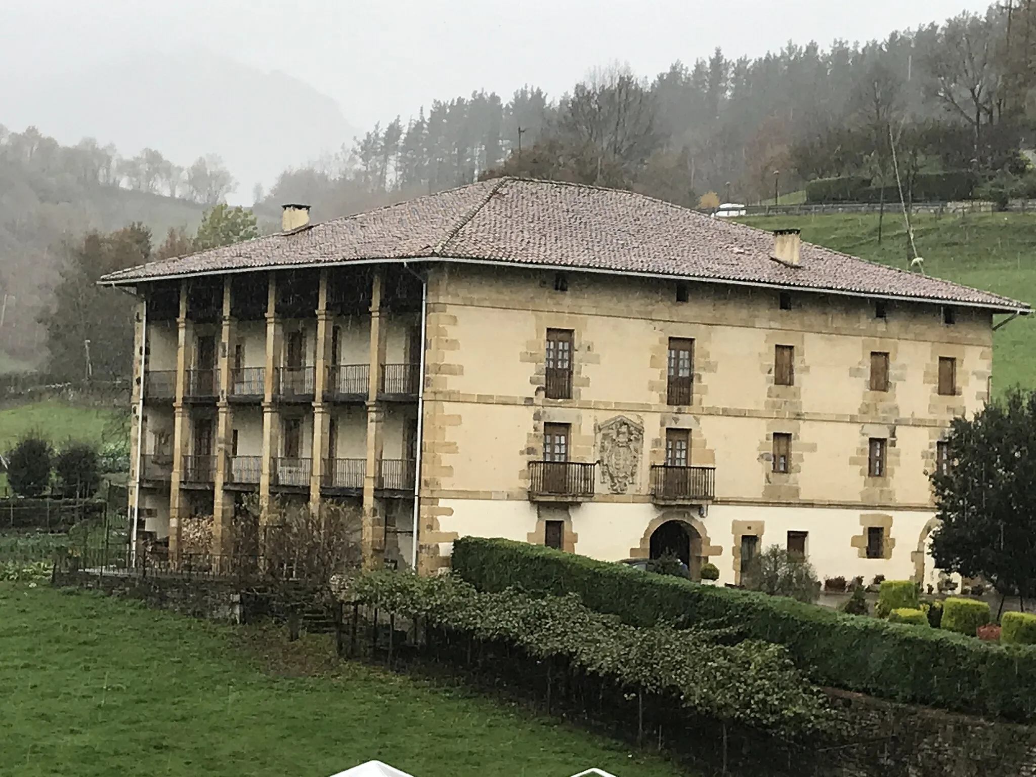 Photo showing: Vista general del palacio de Arana en la localidad vizcaína de Mallabia en el País vasco (España)