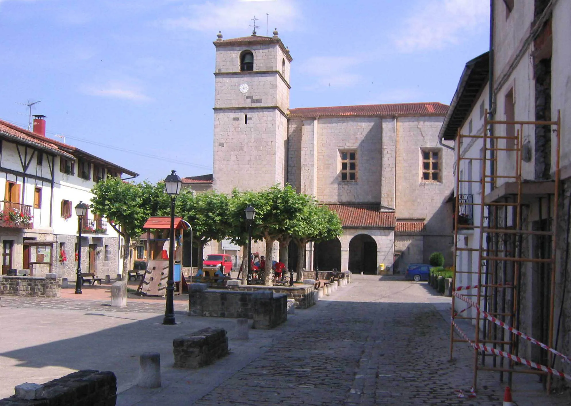 Photo showing: Plaza de Aizarna con la Iglesia de Nuestra Señora de la Asunción.
