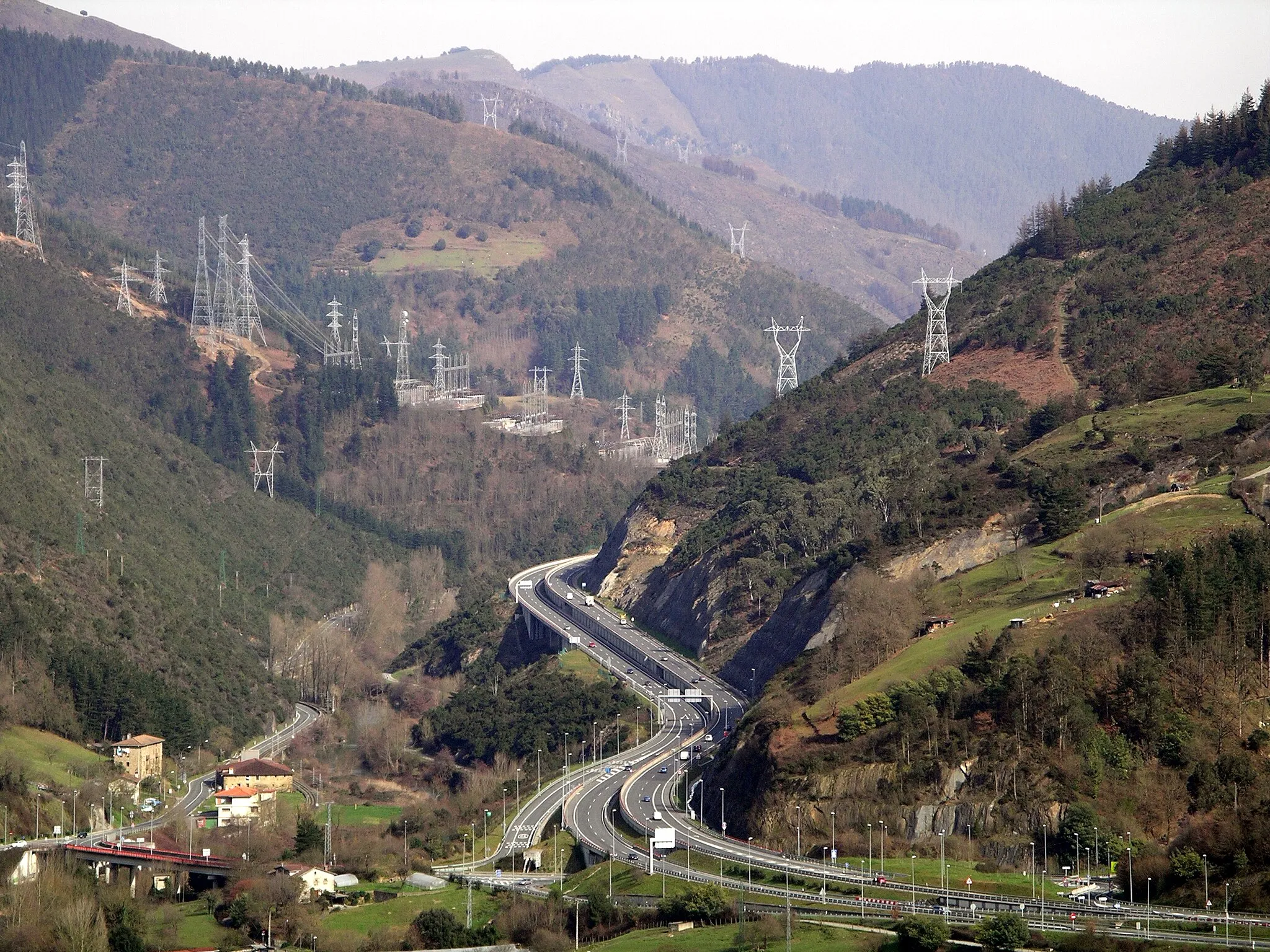 Photo showing: Kadaguako lasterbidea, Mondona menditik ikusita (Gueñes, Bizkaia).