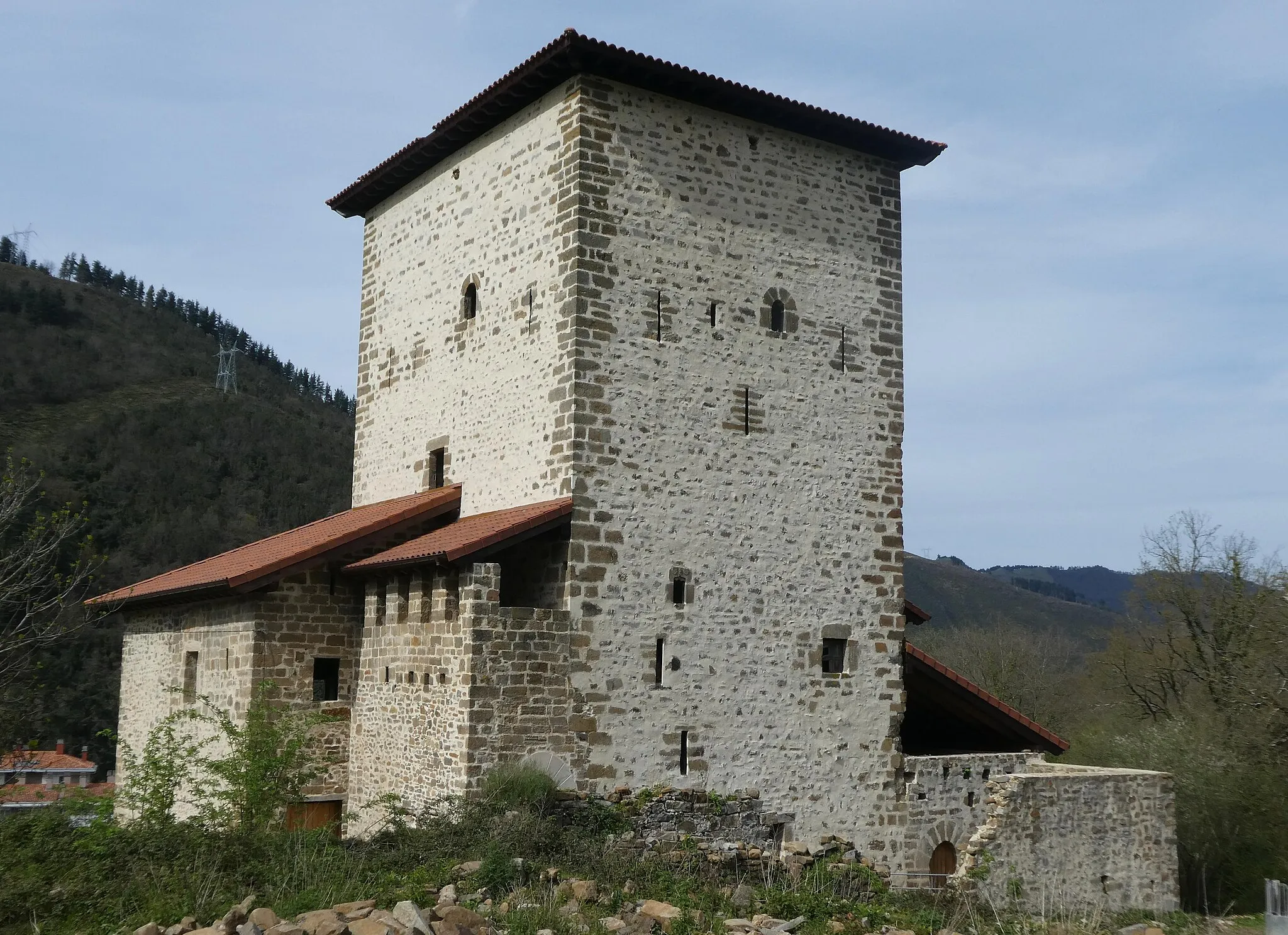 Photo showing: Dorretxe osoa eta bere inguruko eraikinak hego-ekialdetik begiraturik (La Quadra auzoa, Gueñes, Bizkaia)