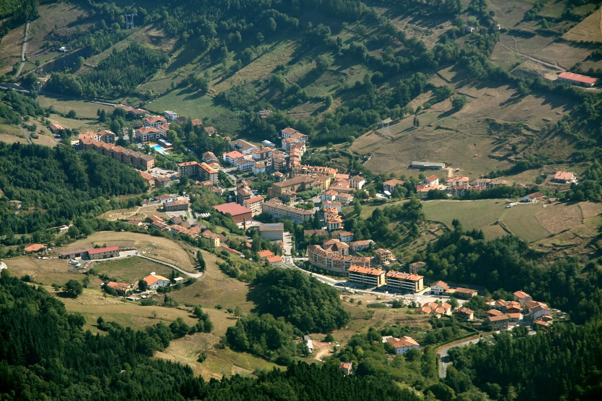 Photo showing: The town of Zegama seen from Aizkorri