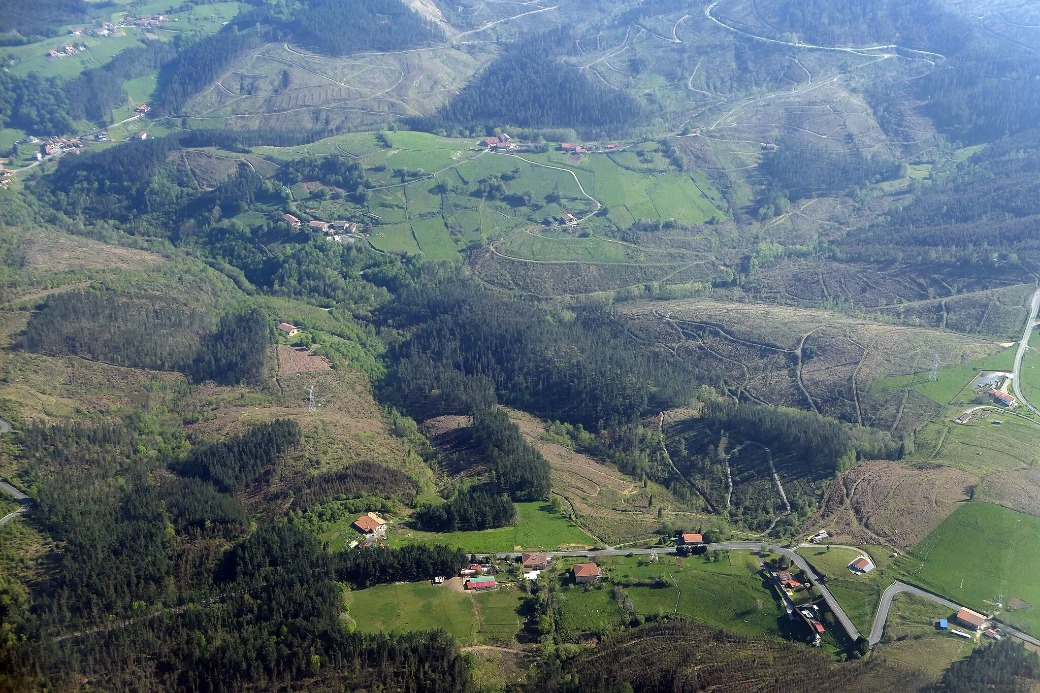 Photo showing: An aerial view of Muniketa, a small hamlet in the Basque Country. In the distance is another hamlet called Undabeitia.