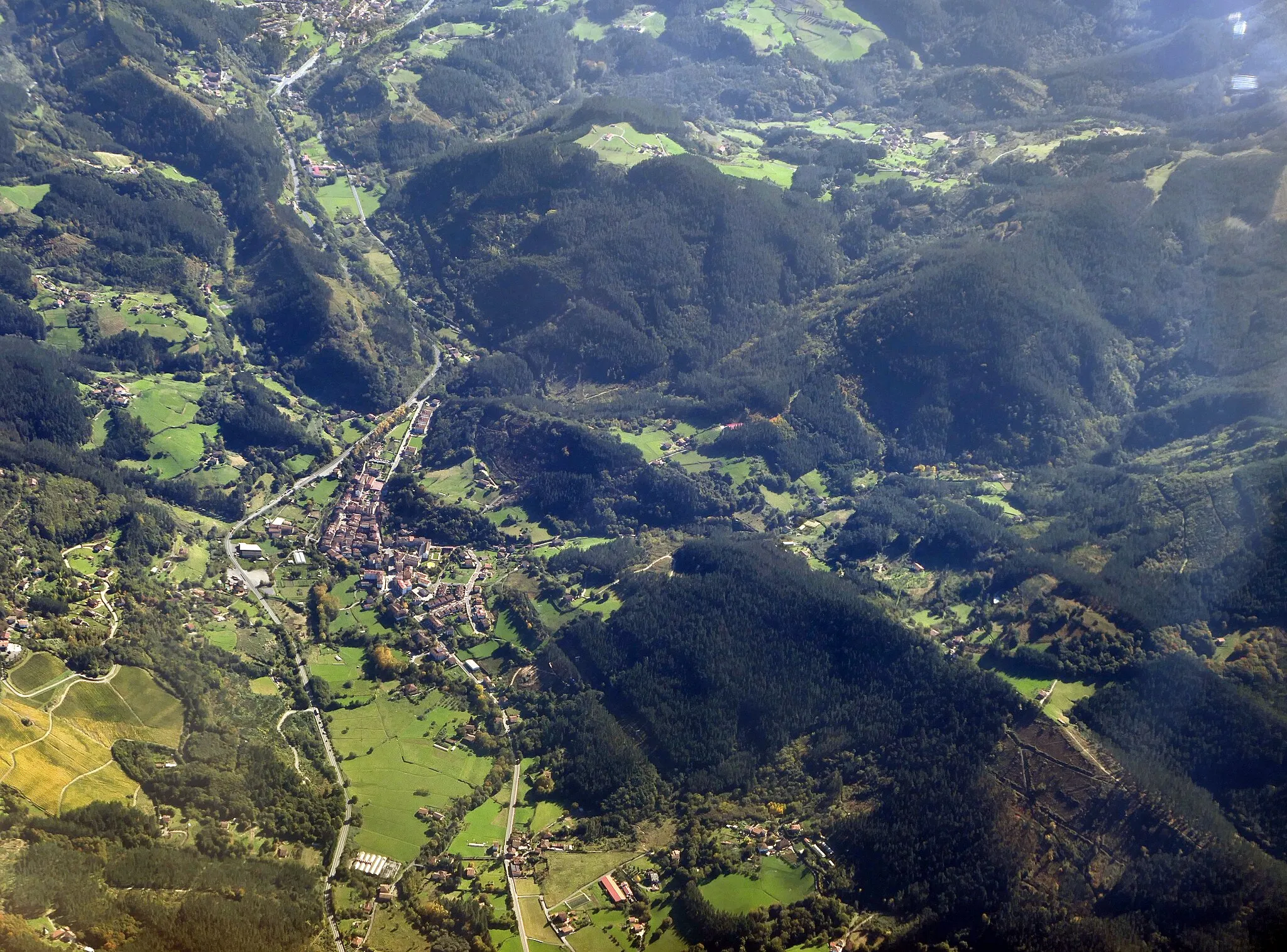 Photo showing: An aerial view of the town of Areatza, in the Basque Country.