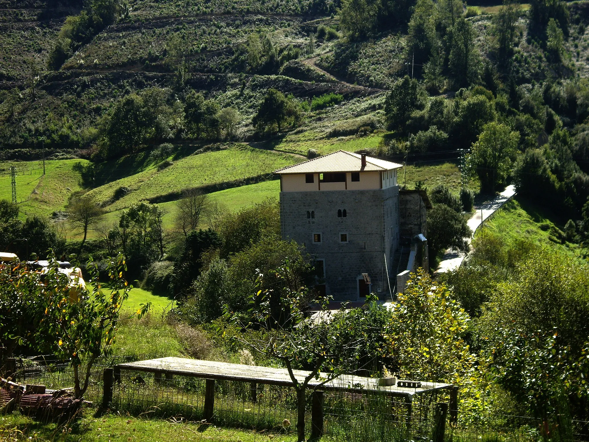 Photo showing: Casa-torre de Aranzibia junto al rio Artibai.