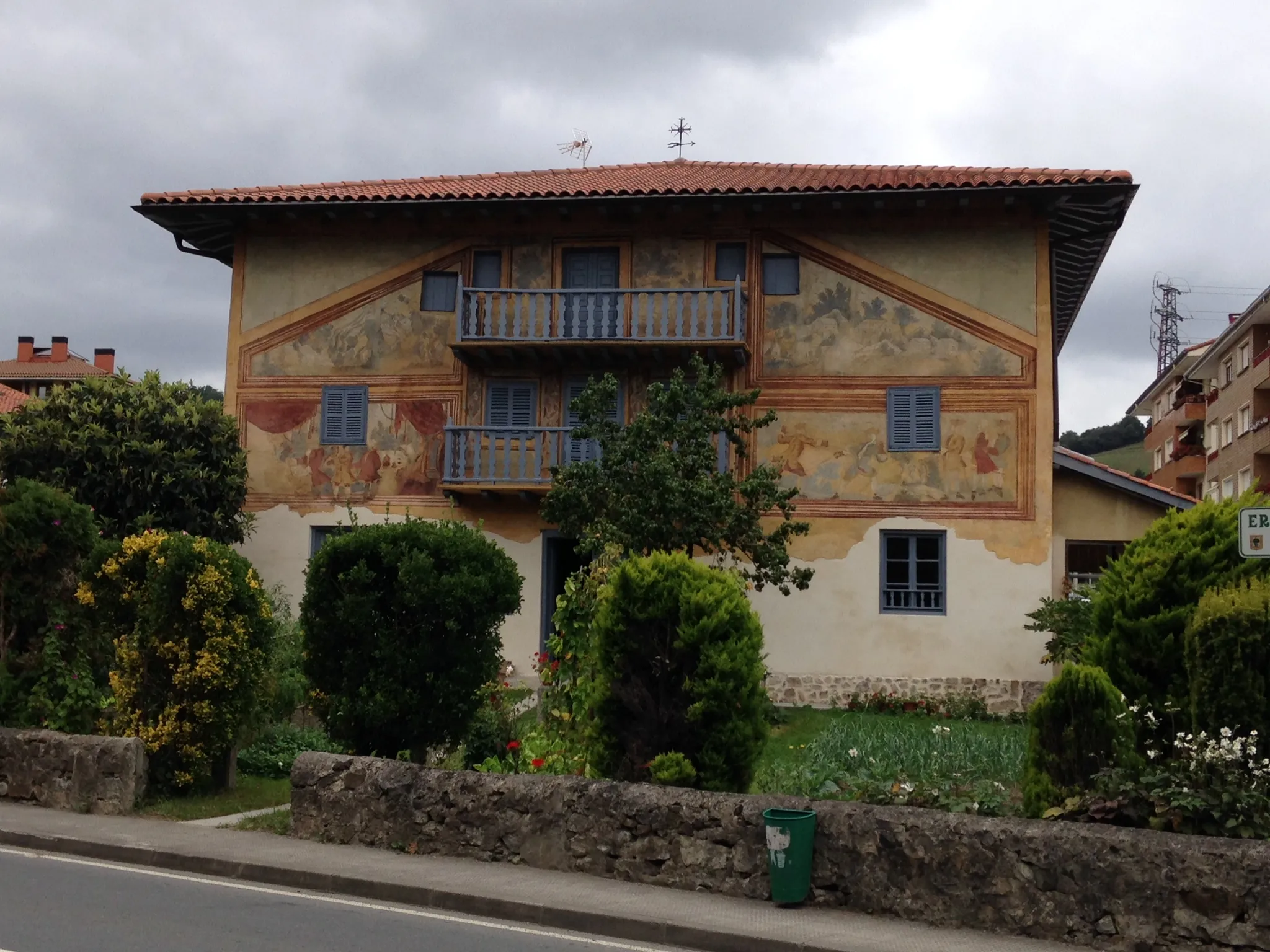 Photo showing: Caserío con la fachada pintada al fresco, En Berriatua, Vizcaya País Vasco (España)