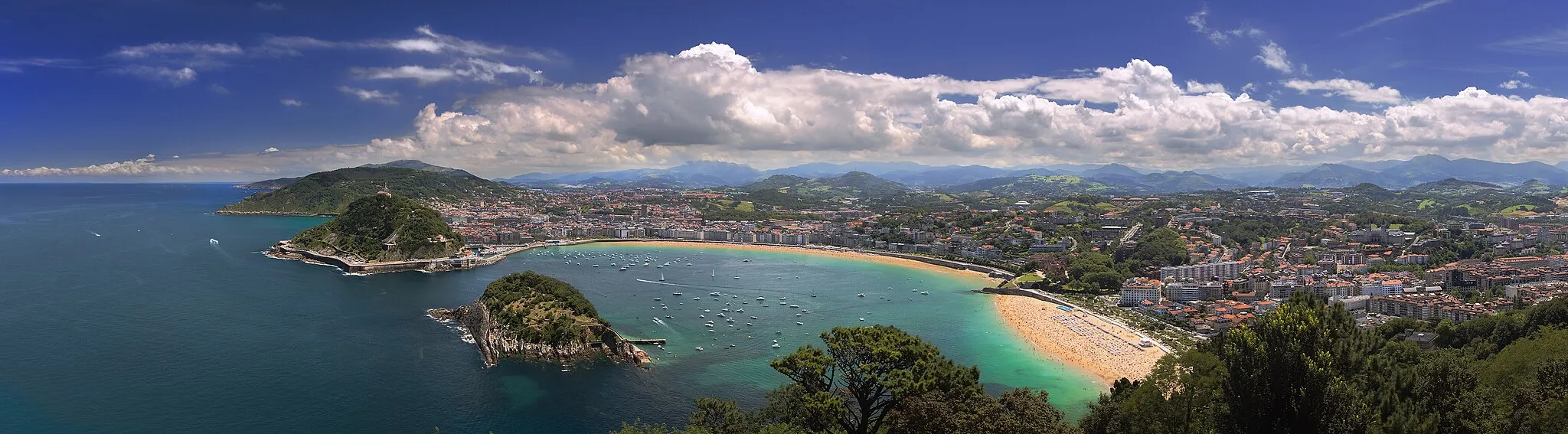 Photo showing: The city of Donostia from top of mount Igeldo.