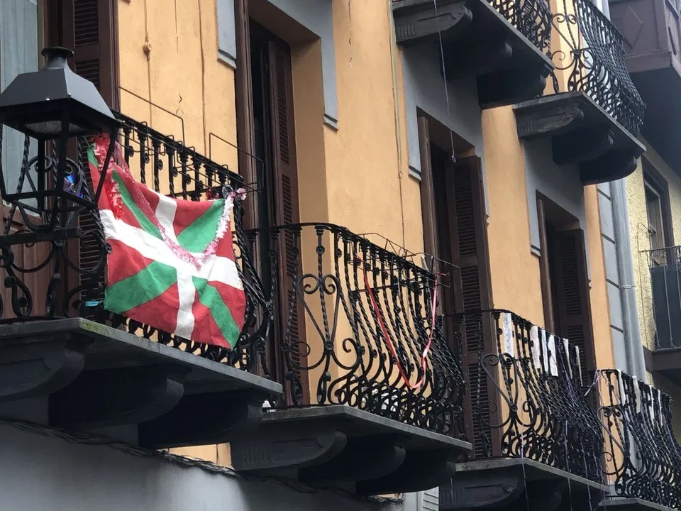 Photo showing: Ikurrinak jarri dituzte askok balkoietan Aberri Eguna ospatzeko. Aldarrikapenak eta doluminak adierazi gura dituzte gaurko Aberri Egunean balkoira aterata. Euskal Herria Baterak, 12:30ean minutu bateko isilunea egiteko proposamena egin du eta ondoren 'Txoriak txori' abestia kantatzeko.
Argazki guztiak: https://goiena.eus/debagoiena/1586682571329-ikurrinak-balkoietan-aberri-eguna-ospatzeko