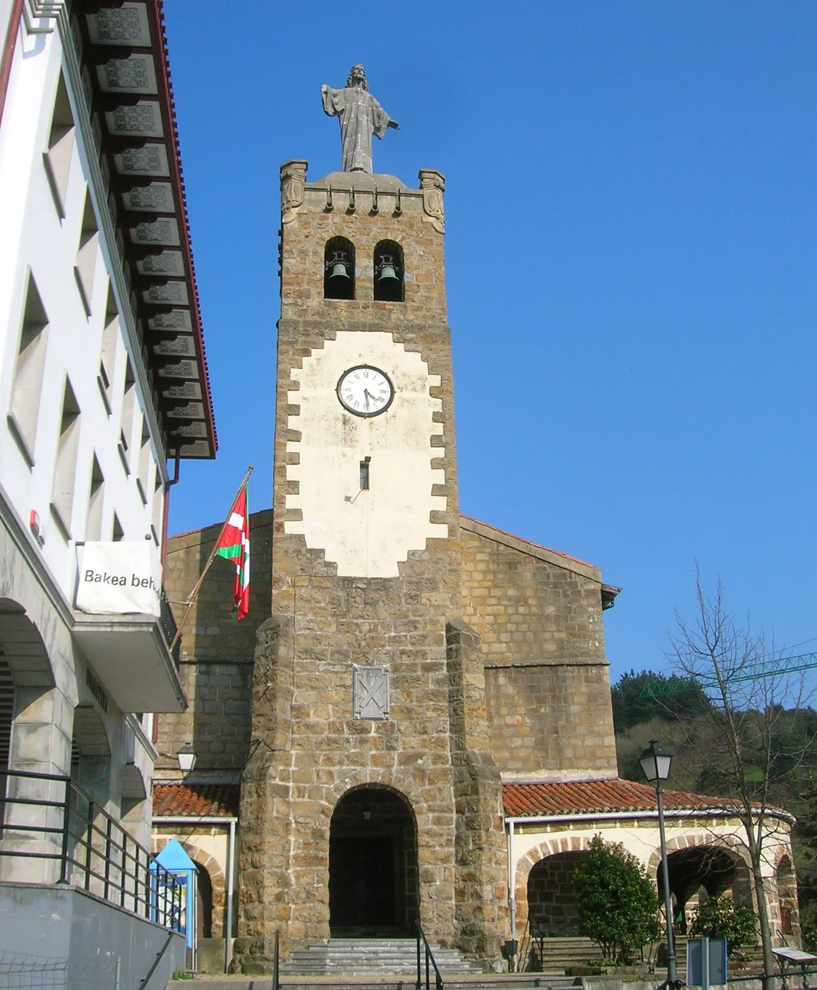 Photo showing: Saint Andrews Church and Town Hall in Ibarrangelua, Biscay, Spain