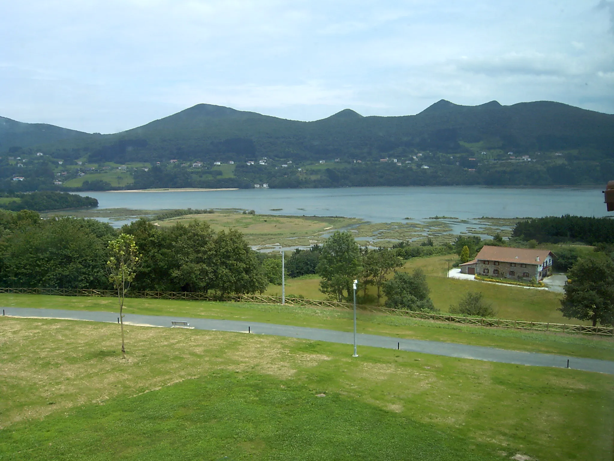 Photo showing: Madariaga dorretxetik Urdaibai ikuspegia