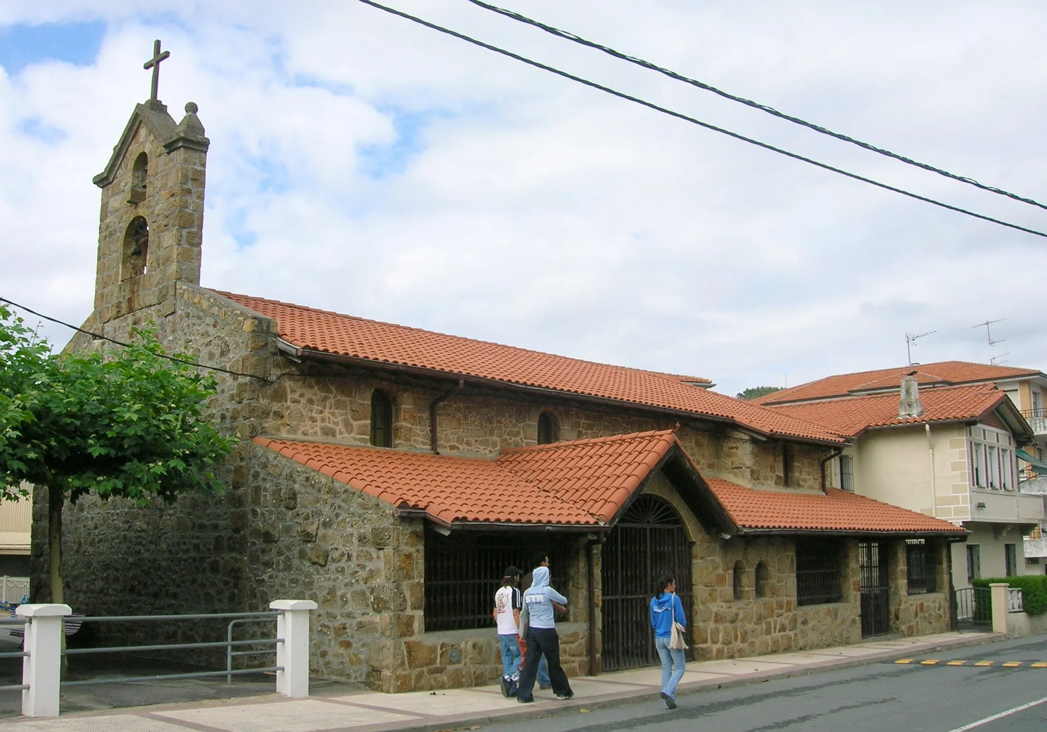Photo showing: Description: Church and priesthouse in Armintza, Lemoiz, Biscay, Spain.
Photographer: Javier Mediavilla Ezquibela
Date: July 4, 2005.