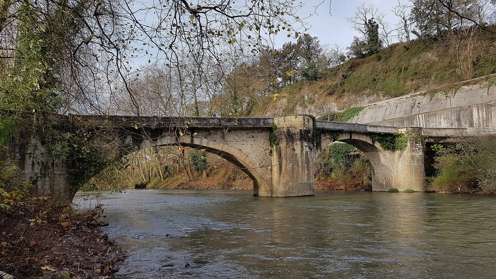 Photo showing: The Aliri bridge over the Oria river that connects Usurbil and Zubieta