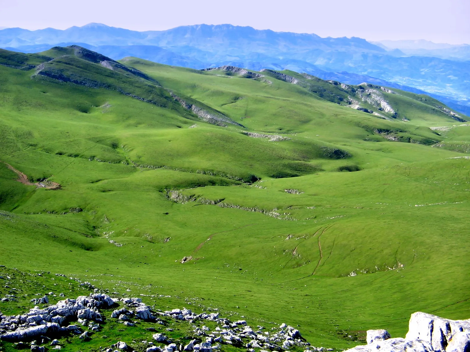 Photo showing: View to the SW from Ganbo Txiki in Aralar, with Aratz and the whole Aizkorri mountain range in the background