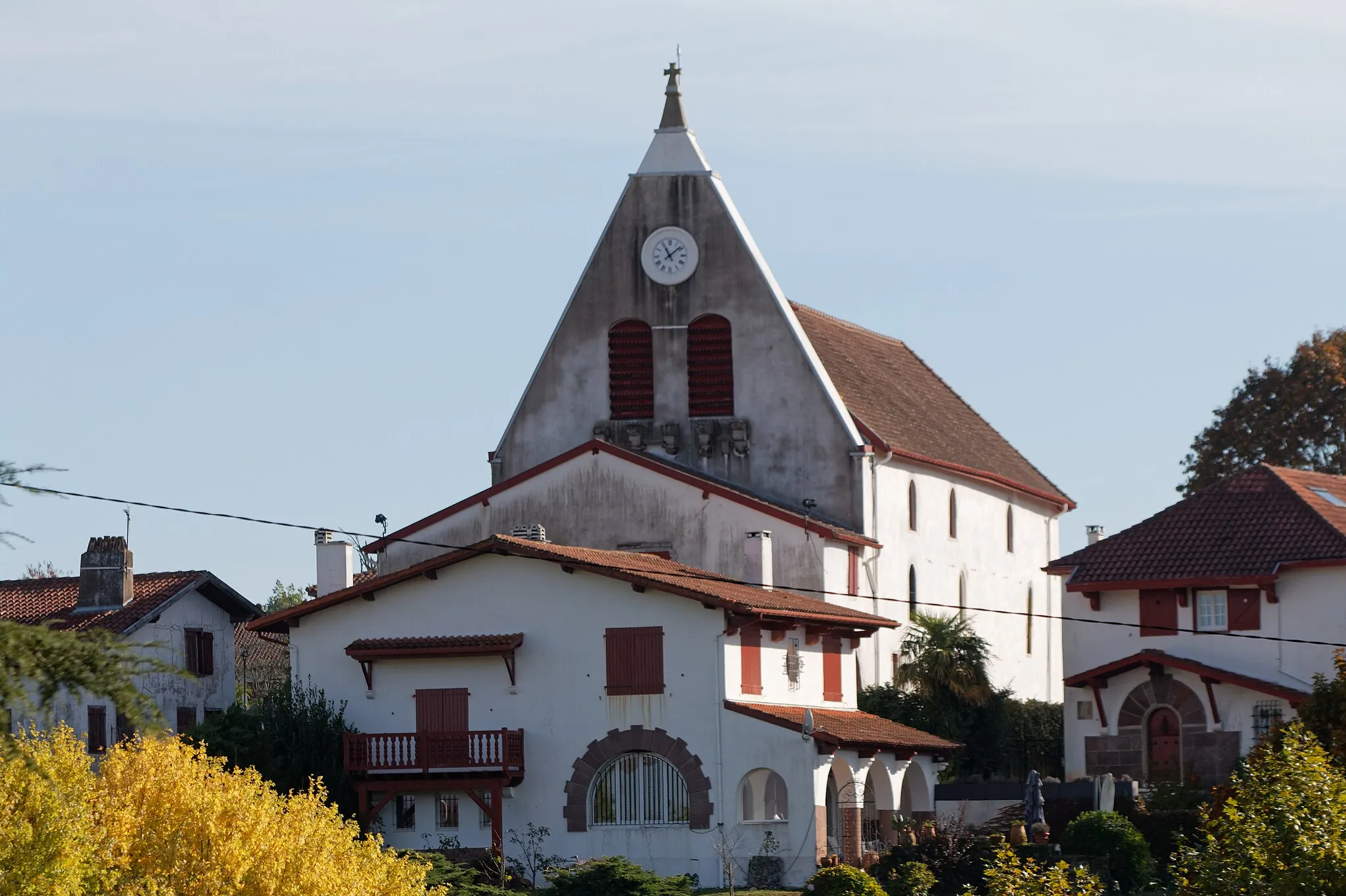 Photo showing: Saint-Jean-Baptiste church in Villefranque, view from the school square