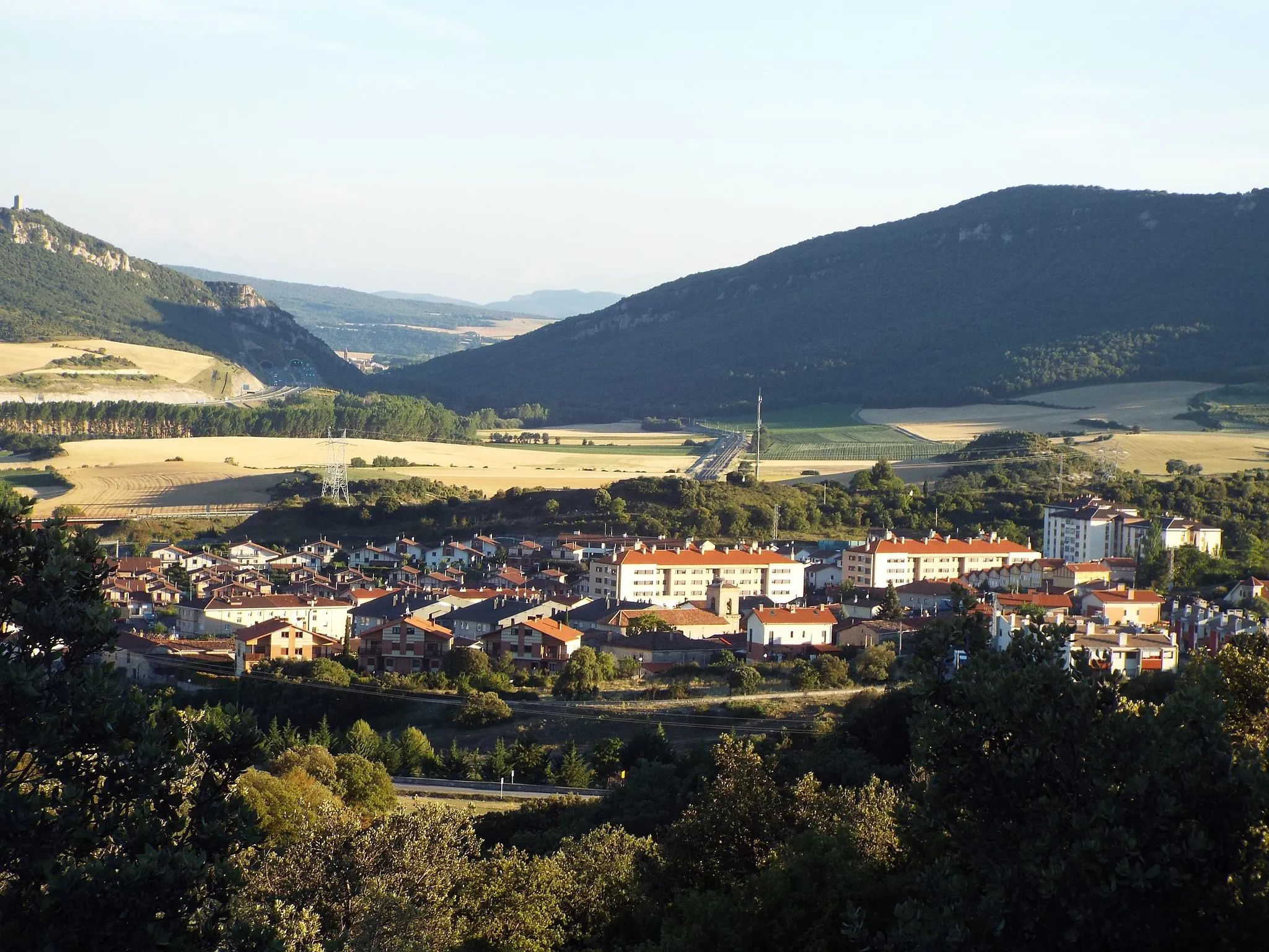 Photo showing: Vista de Nanclares de la Oca (Álava) desde la Sierra de Badaia