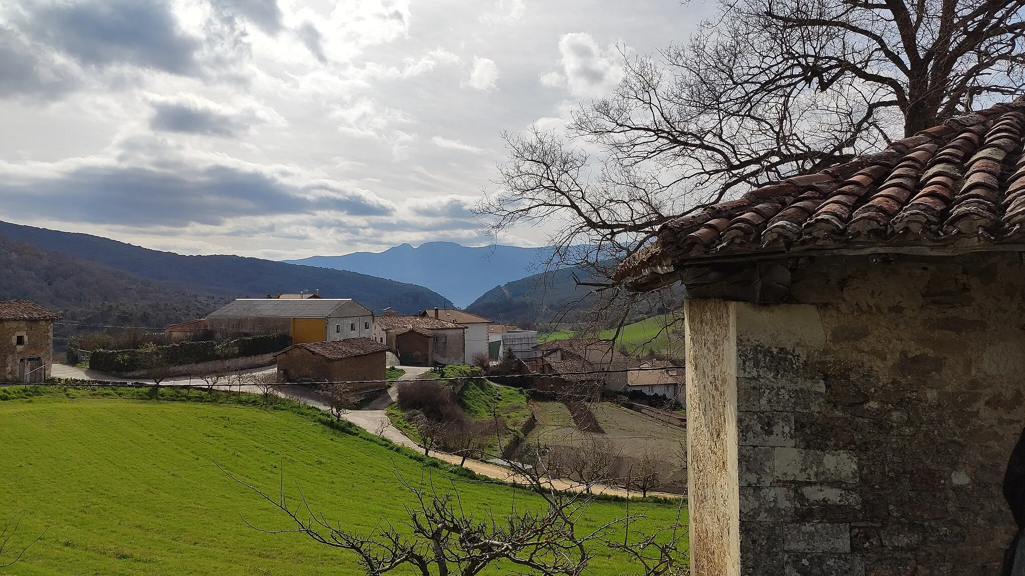 Photo showing: Oteo. Herriaren ikuspegia Santa Maria de San Juan baselizatik