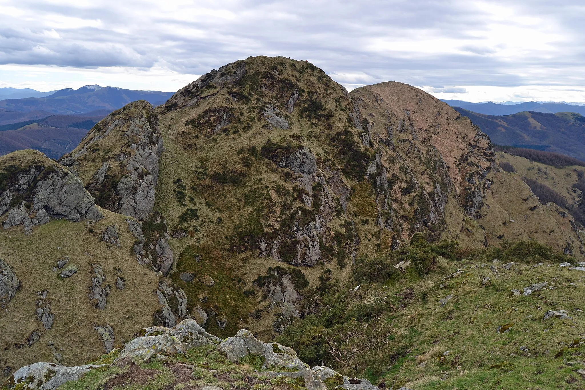 Photo showing: View of Txurrumurru and Erroilbide peaks from Hirumugarrieta (Aiako Harria) mountain. Gipuzkoa, Basque Country.