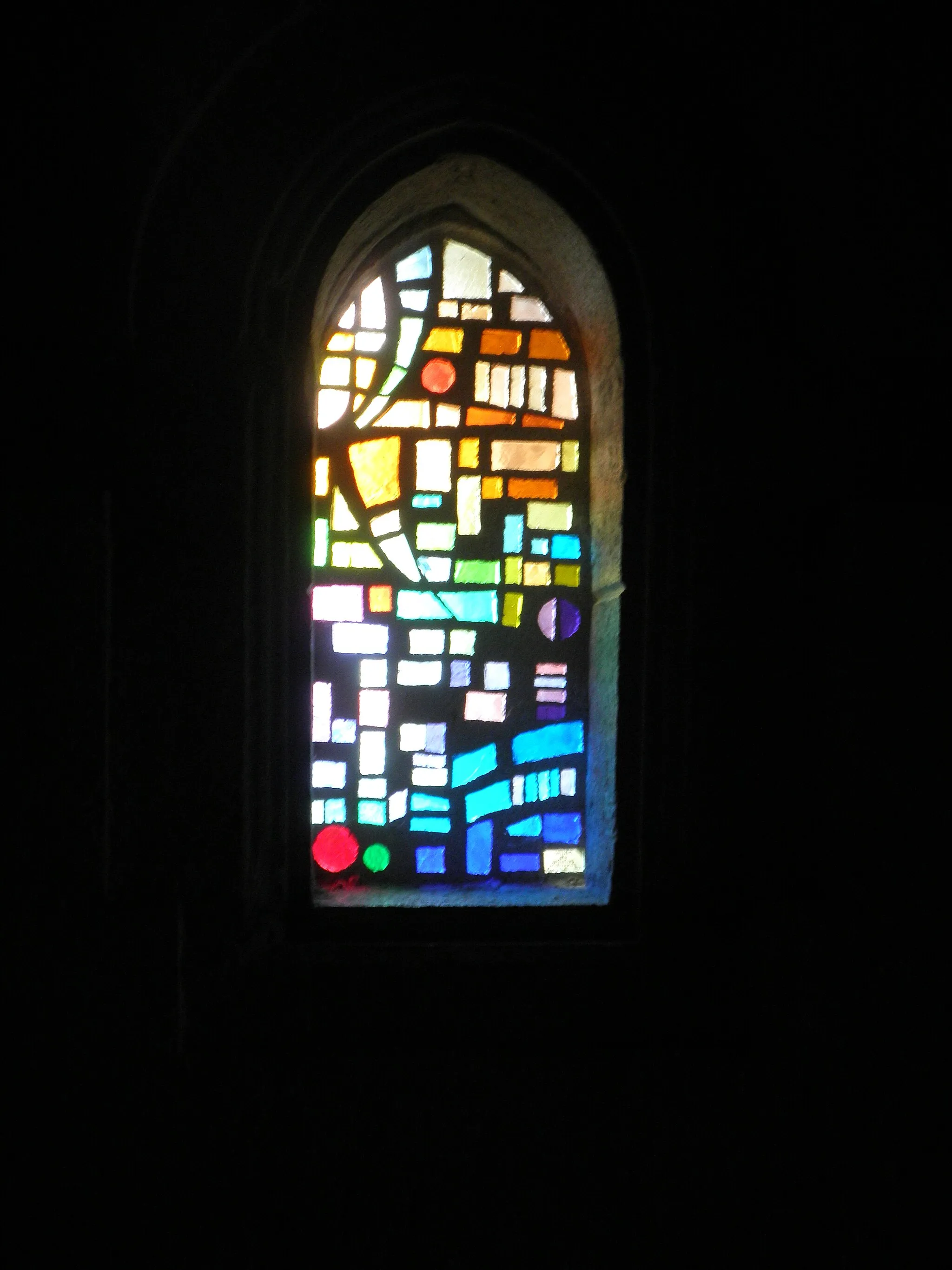 Photo showing: Color glass in Santa Engrezi hermitage.