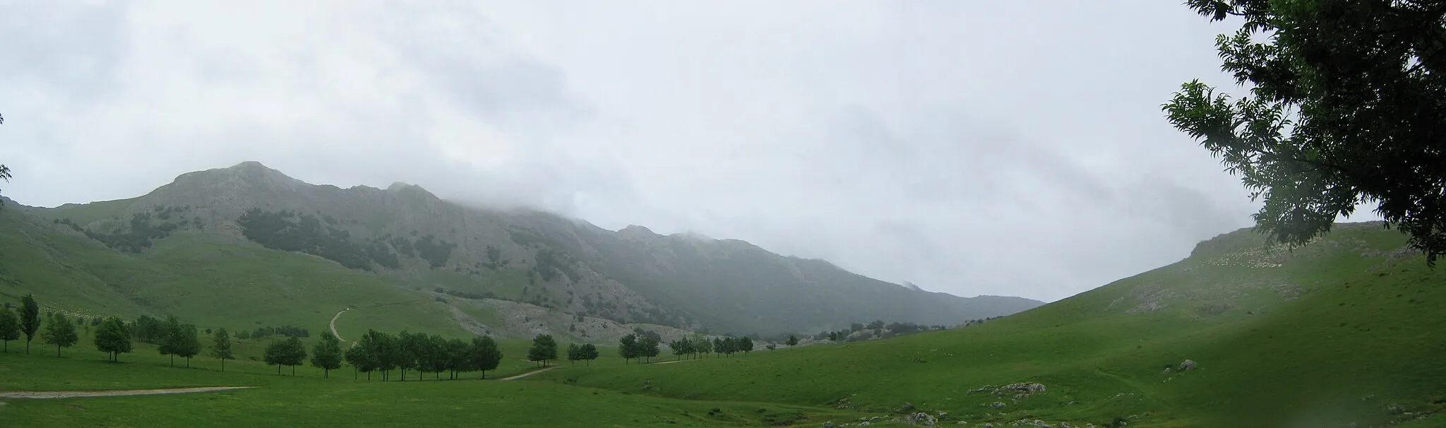 Photo showing: Macizo de Aitzkorri desde Urbia / Aitzkorriko mendilerroa Urbiatik