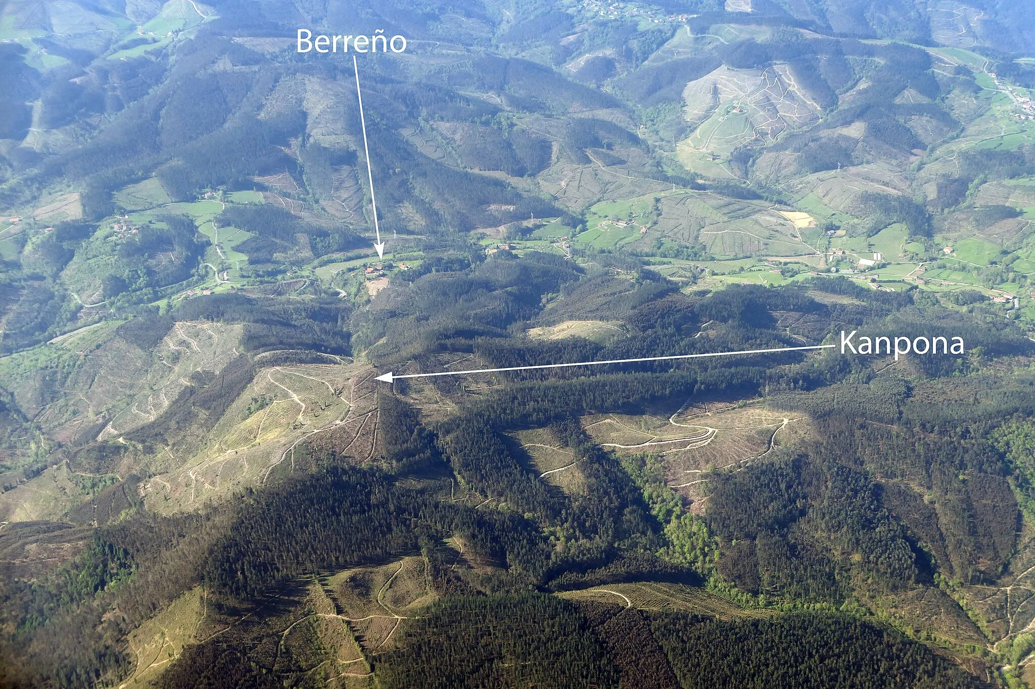 Photo showing: An aerial view of Kanpona mountain in the Basque Country. Also labelled is the village of Berreño.