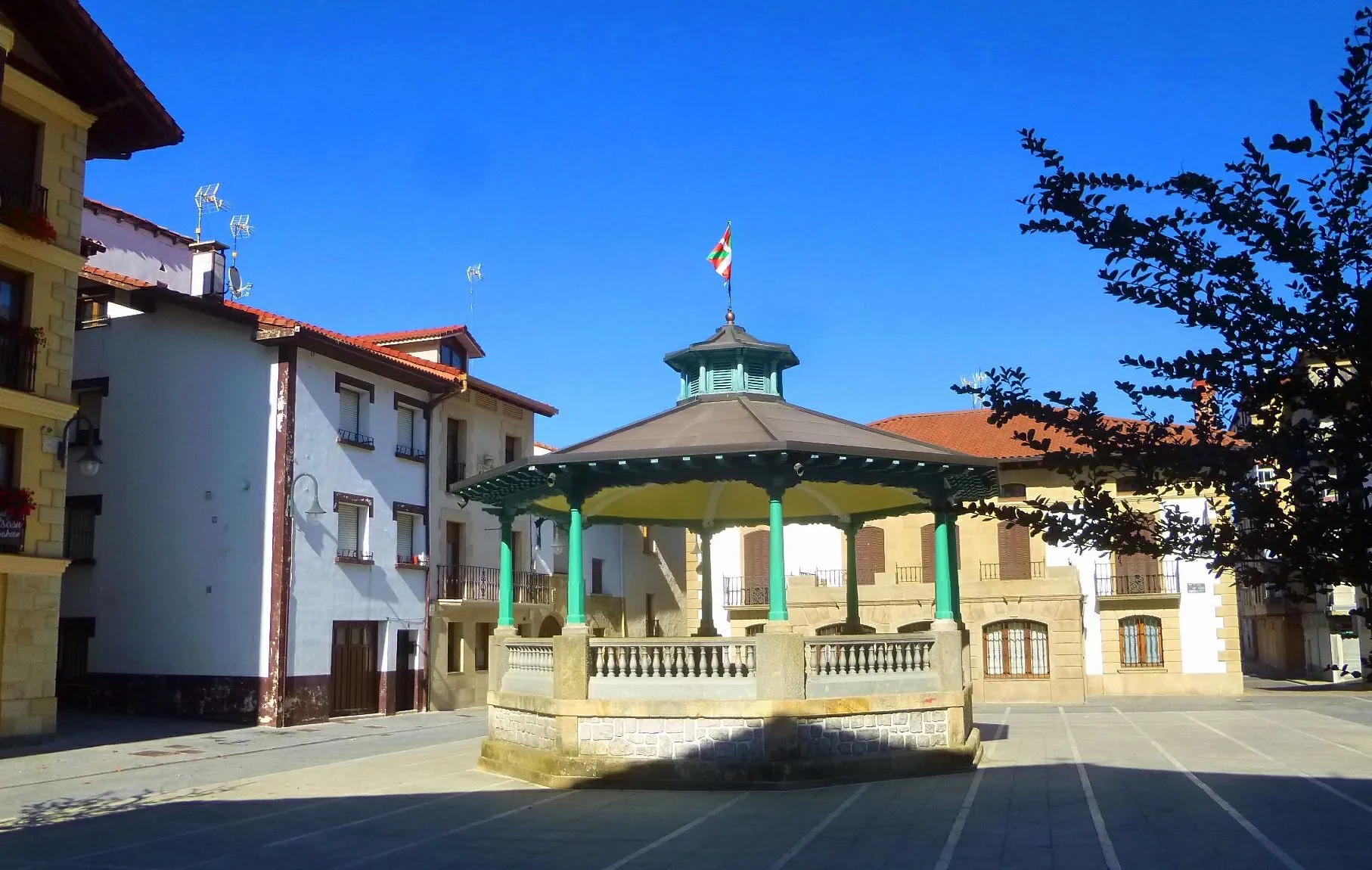 Photo showing: Plaza de San Miguel (Olazagutía, Navarra)