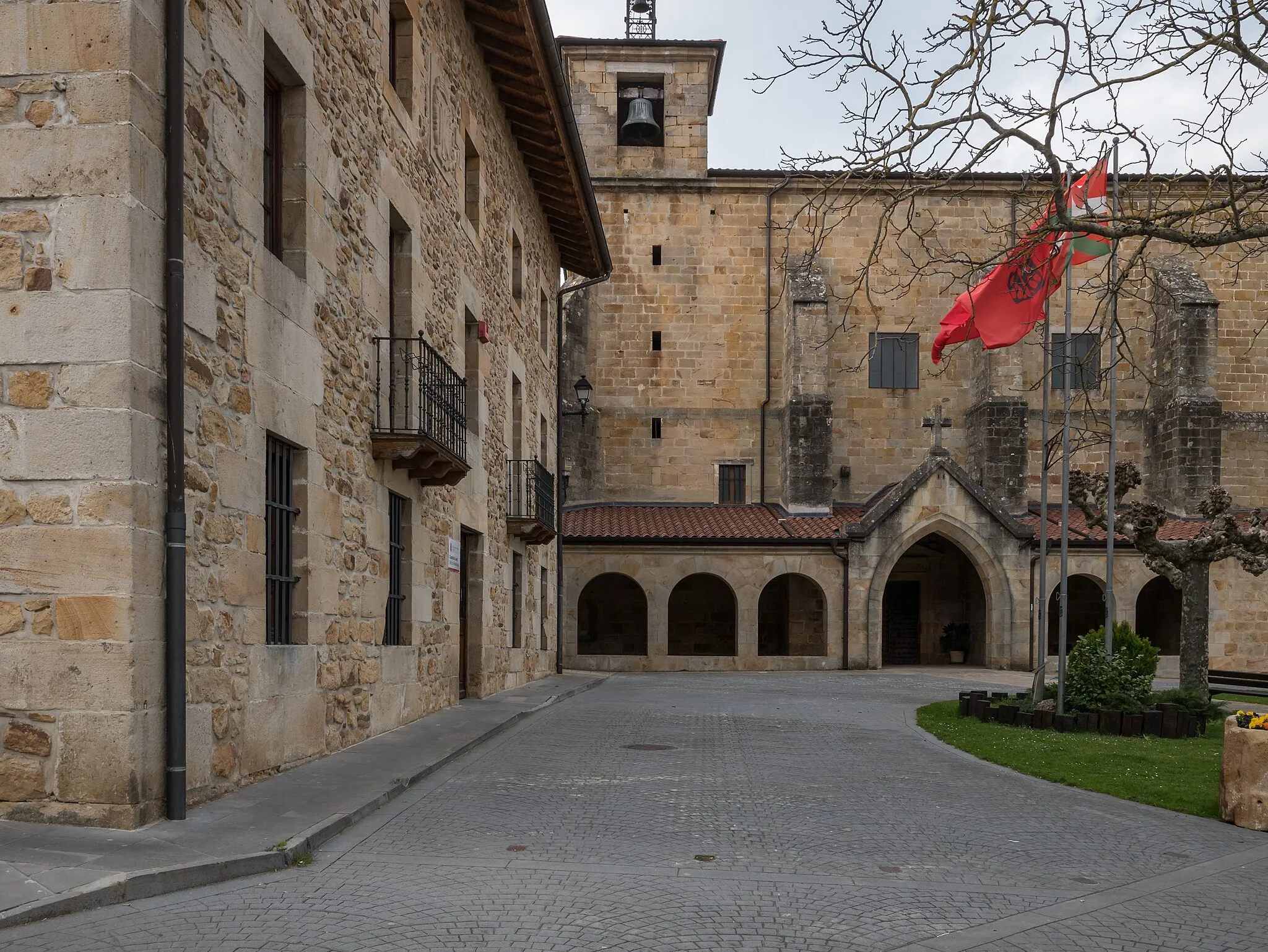 Photo showing: Church of Ziordia, the town hall on the left. Navarra, Spain