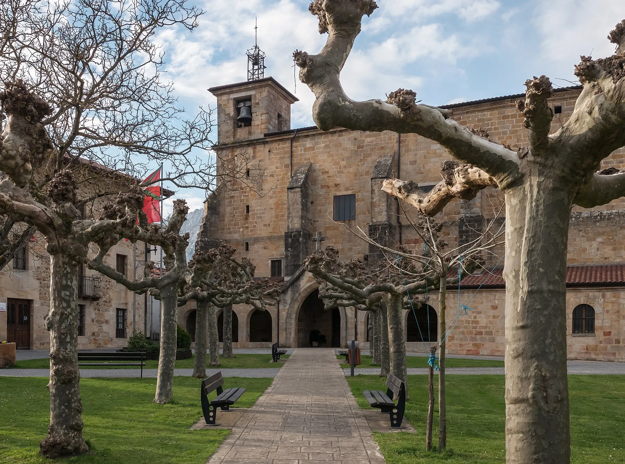Photo showing: Church place in Ziordia, the town hall on the left. Navarra, Spain