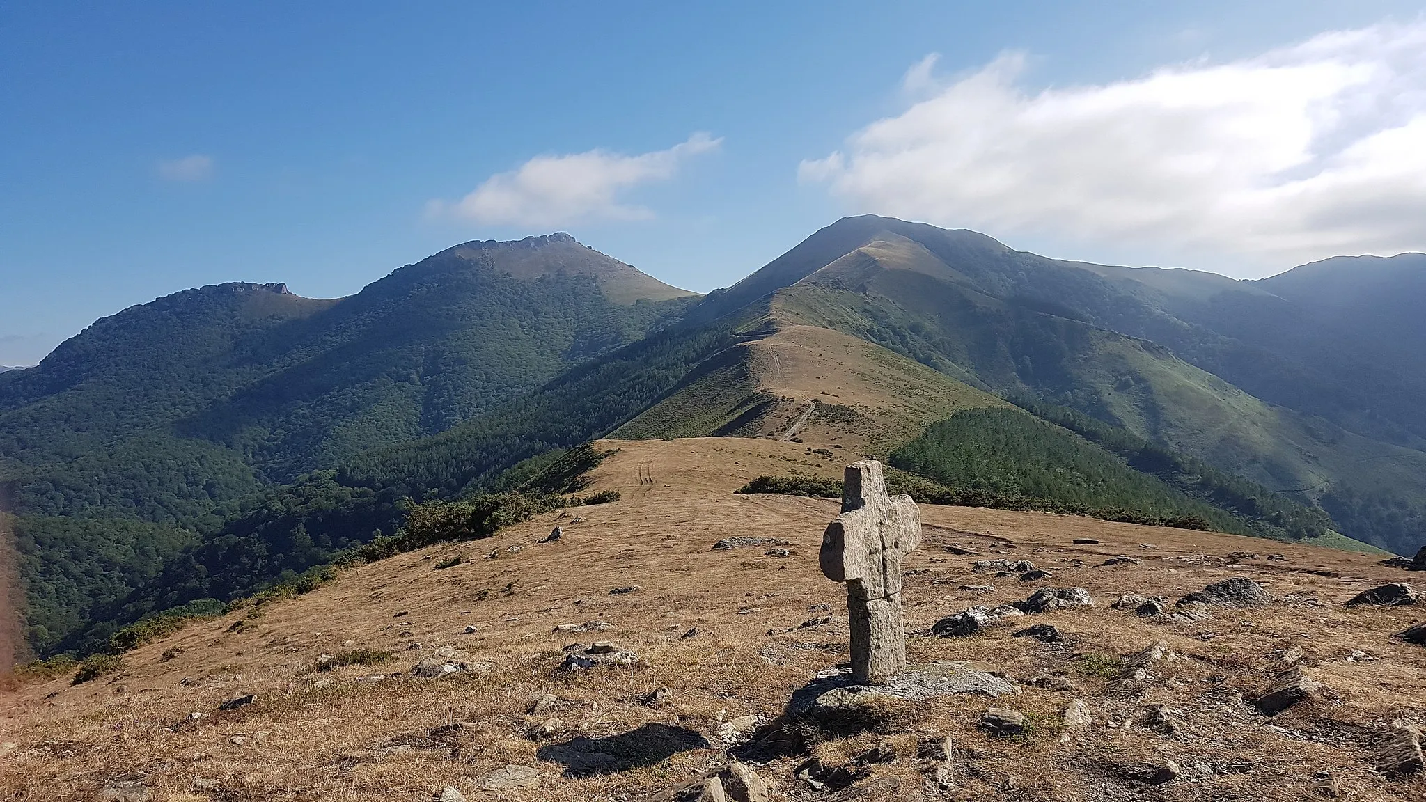 Photo showing: Zipuru, Artxamana edo Gurutzeko gaina mendiko gurutzea, atzean Mendieder eta Mendaur