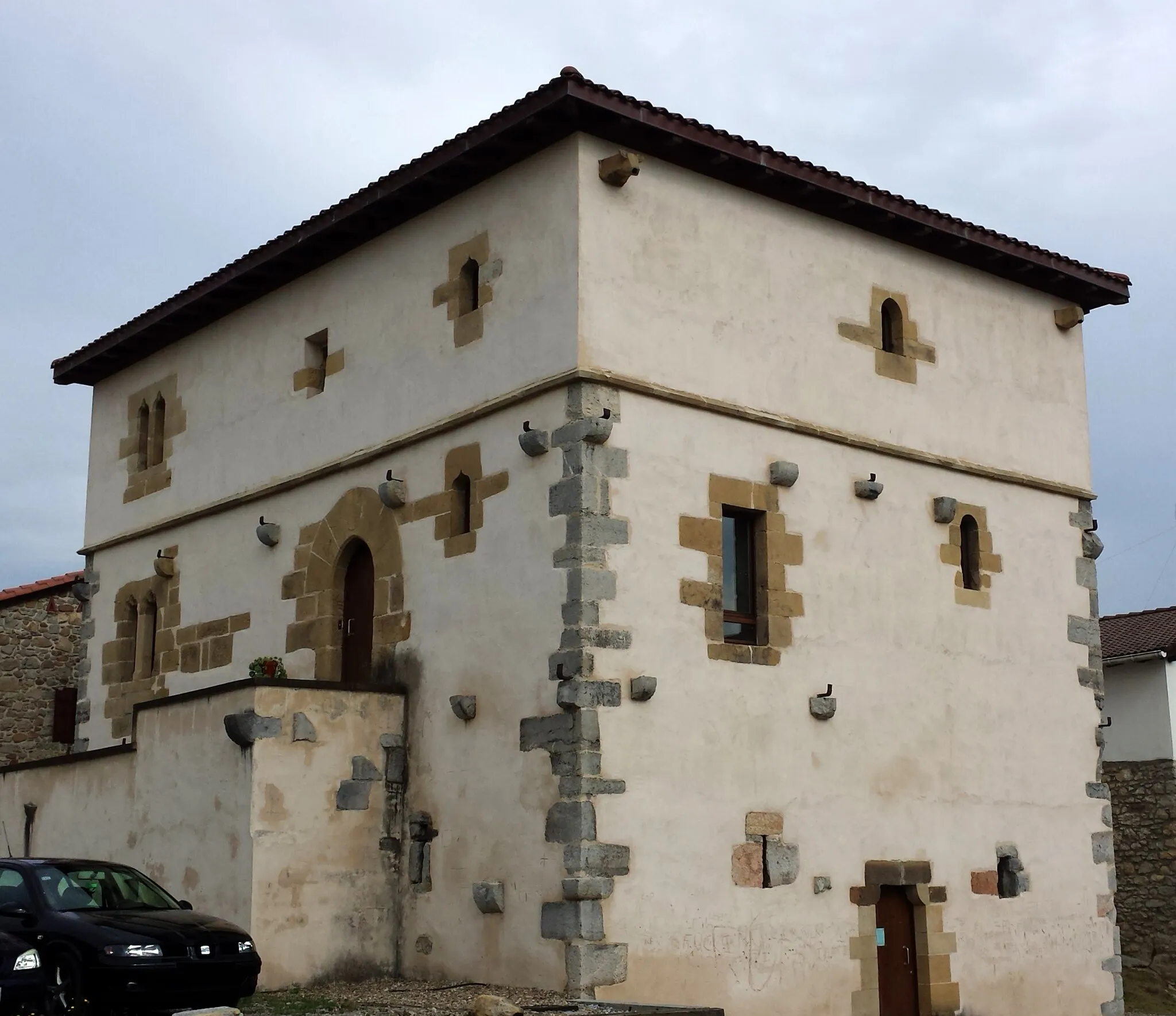 Photo showing: Casa-torre de Iturrioz (s.XIV) del barrio de oiartzuarra de la misma denominación y al que, probablemente, dio nombre.