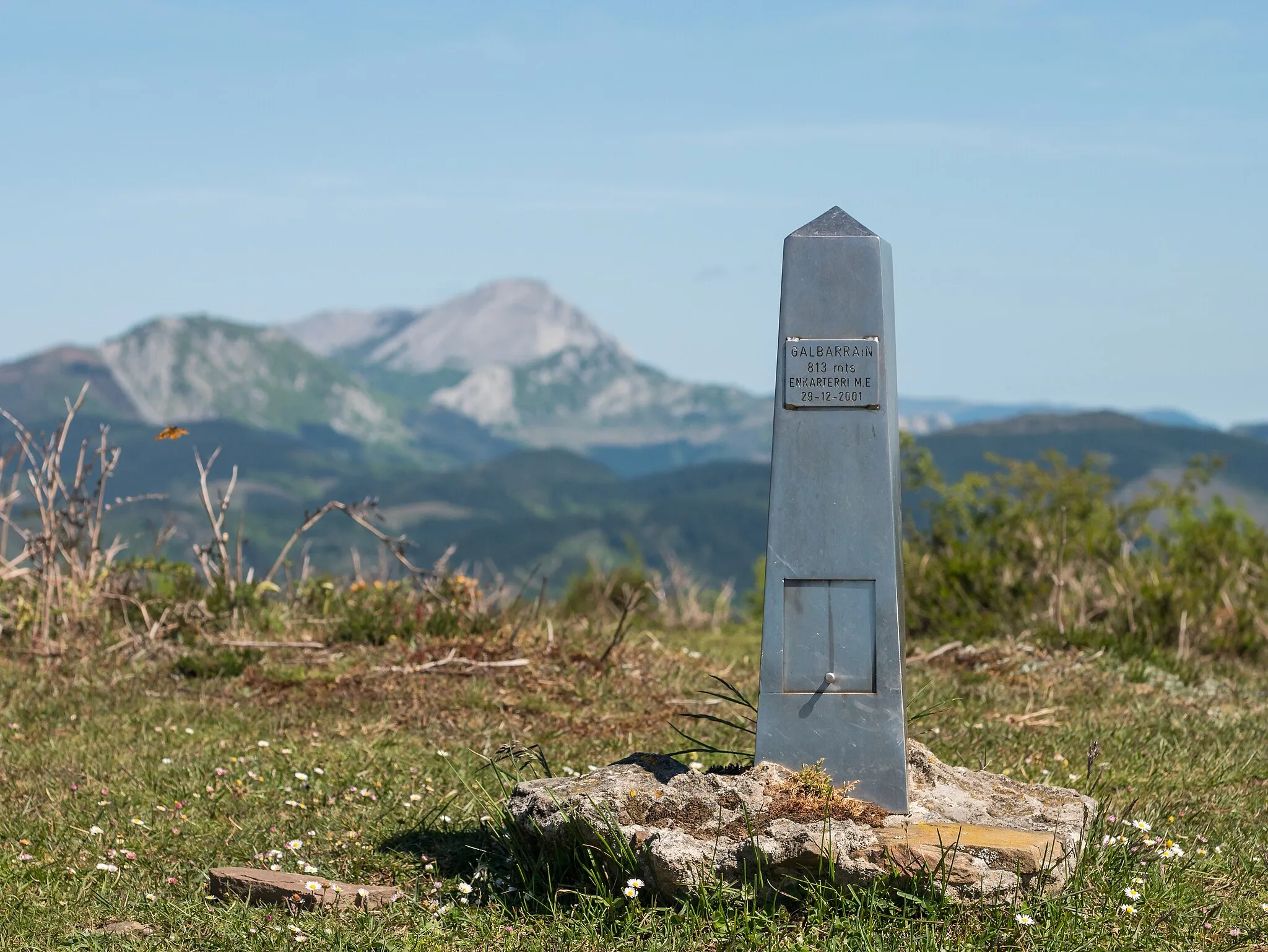 Photo showing: Summit of Galbarrain in the Elgea mountain range, mountaineer's mailbox. Álava, Basque Country, Spain