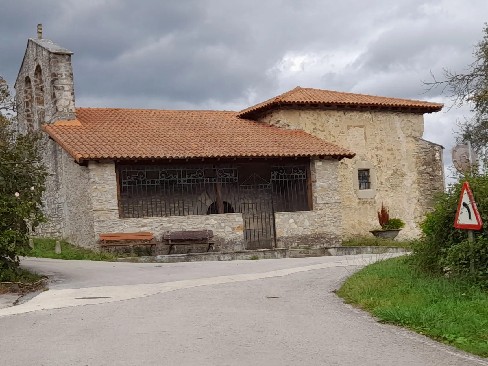 Photo showing: Church of Saint Cecilia in Santecilla, a place in the municipality of Valle de Mena in the province of Burgos, Spain.