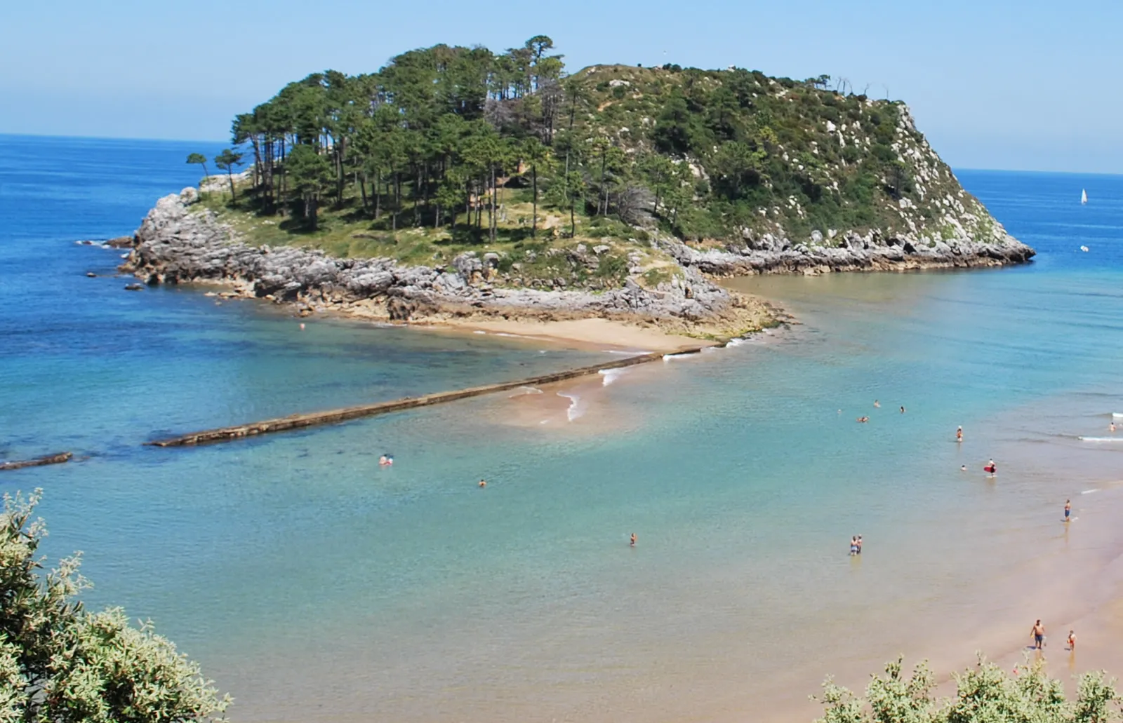 Photo showing: L'île de San Nicolás, accessible à pied en marée basse, à Lekeitio (Biscaye).