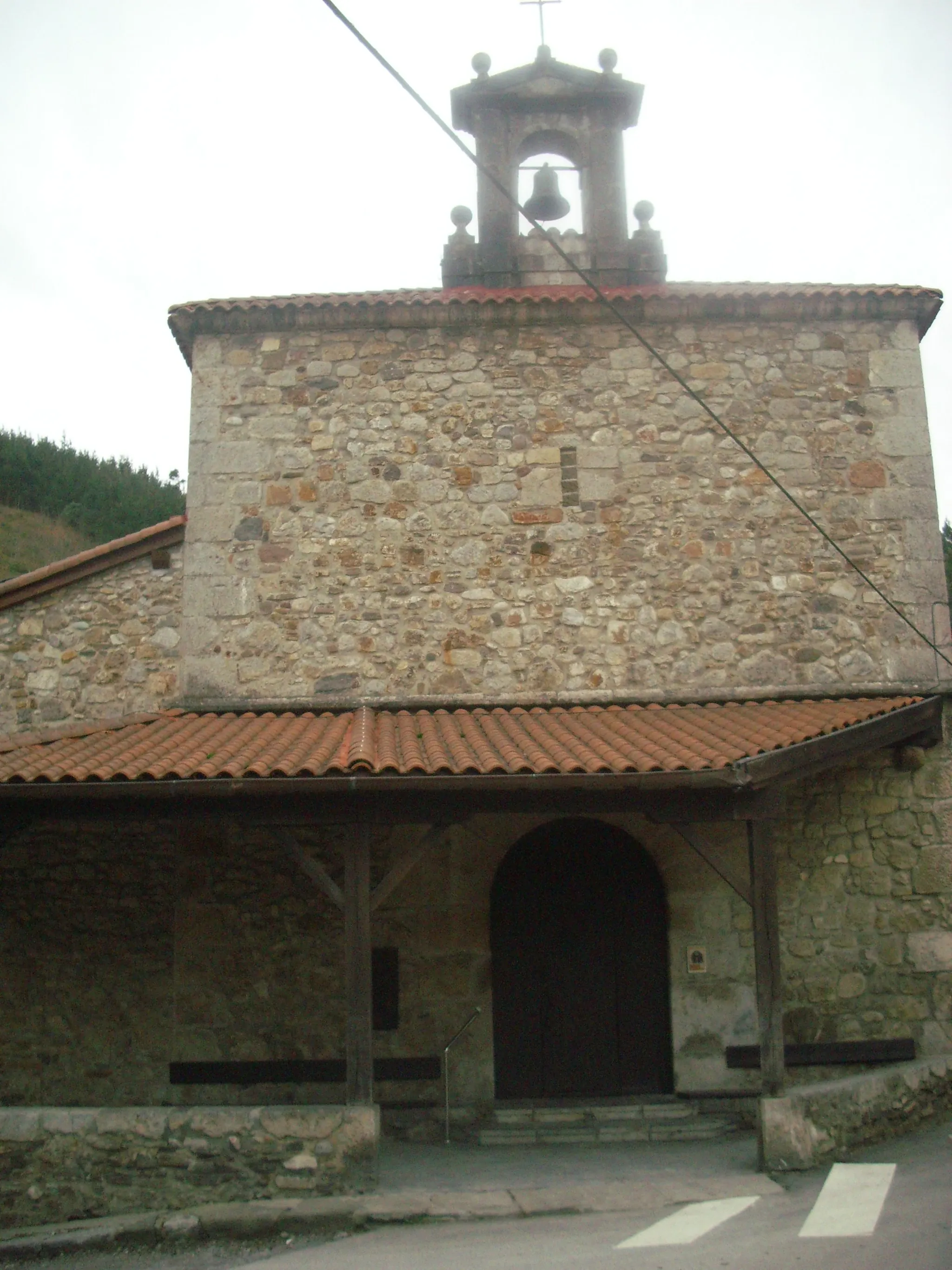 Photo showing: Vista frontal de la iglesia de Santa María de Jesús de Ea.