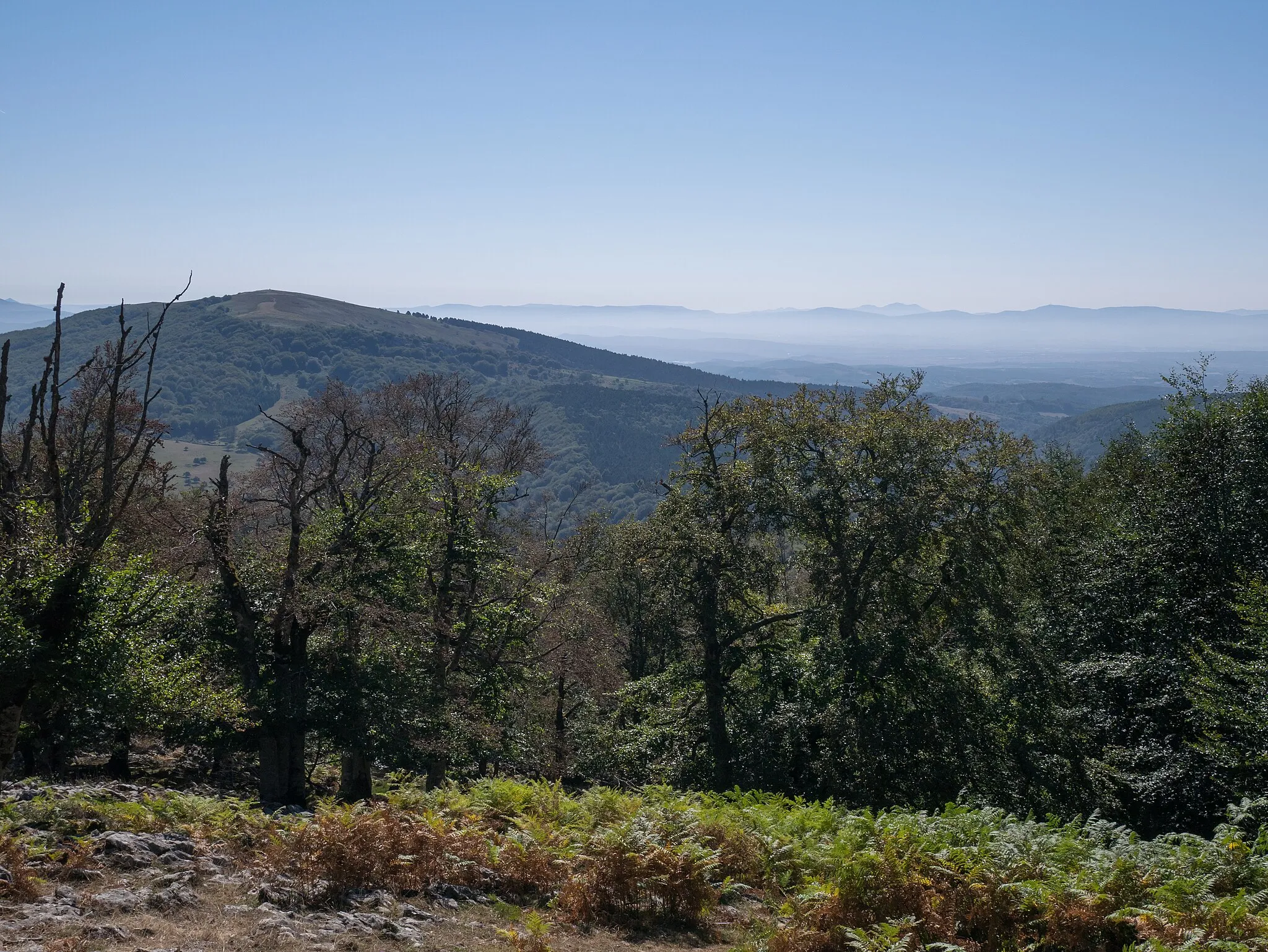 Photo showing: Landscape on the Mairulegorreta trail to Gorbea summit; summit of Oketa. Álava, Basque Country, Spain